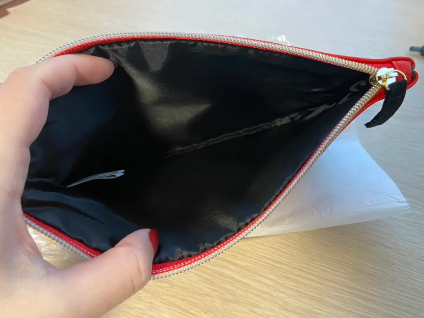 NEW Shiseido Ginza Tokyo Red Cosmetic Pouch 🏈 image indicator(4)