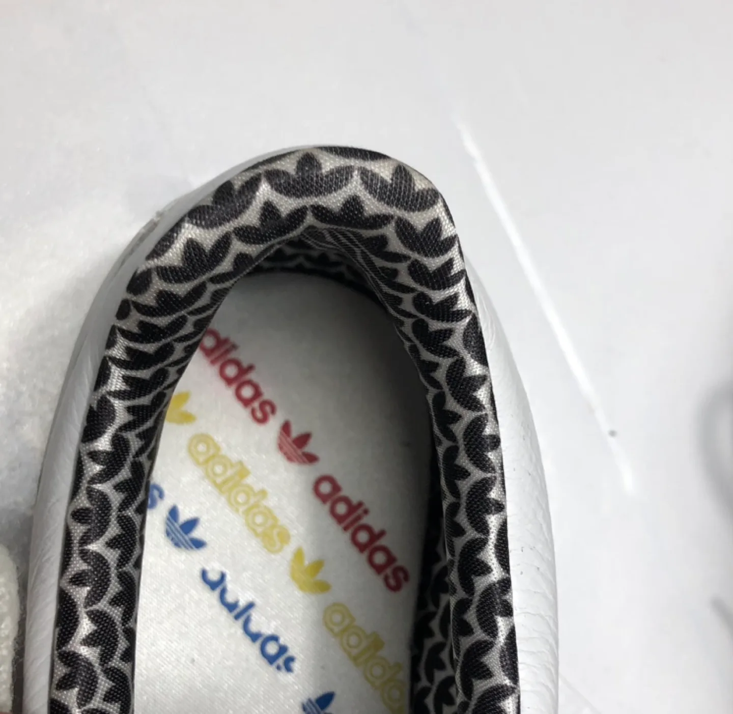 Adidas Midiru Women's White Leather Sneakers Size 7 image indicator(5)