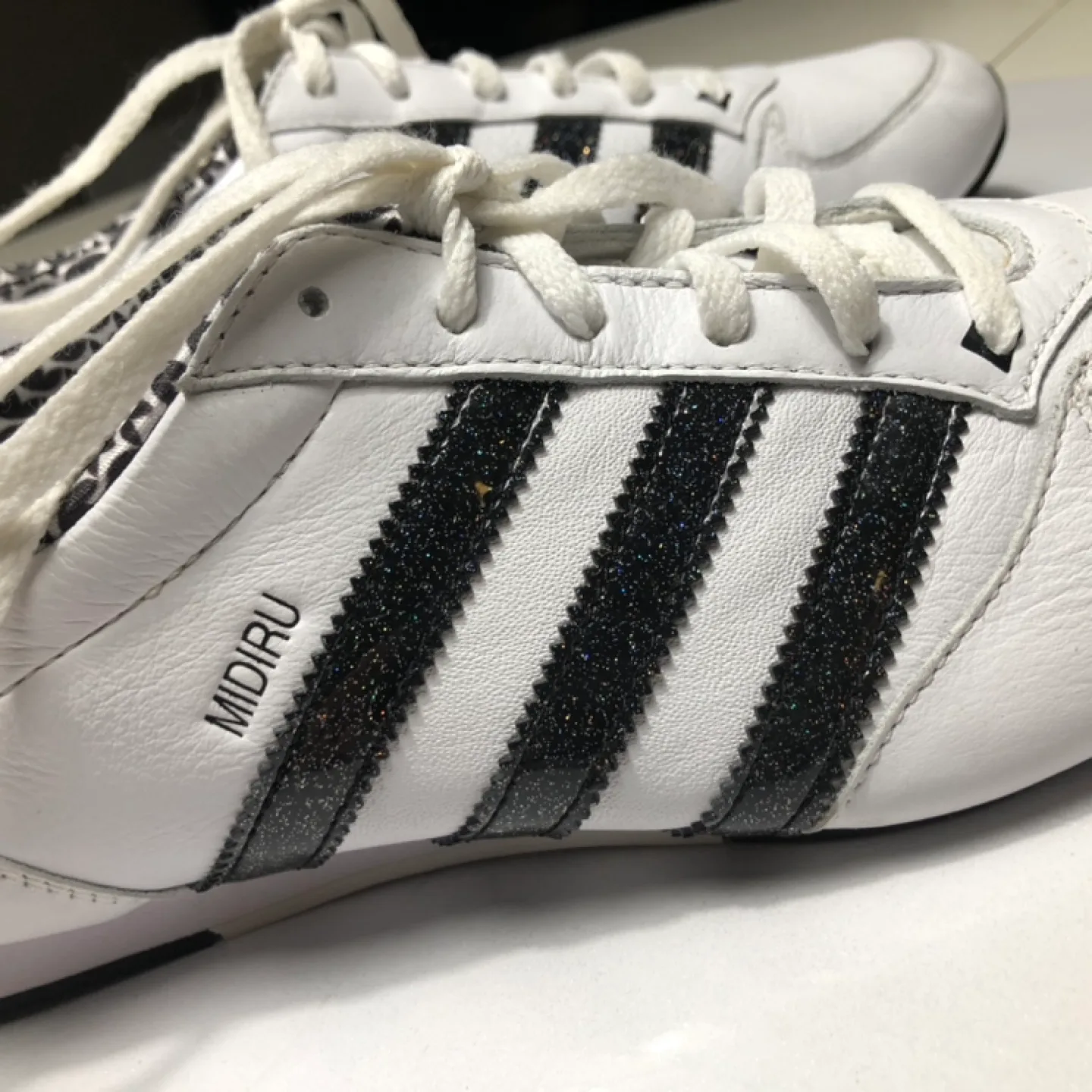Adidas Midiru Women's White Leather Sneakers Size 7 image indicator(2)