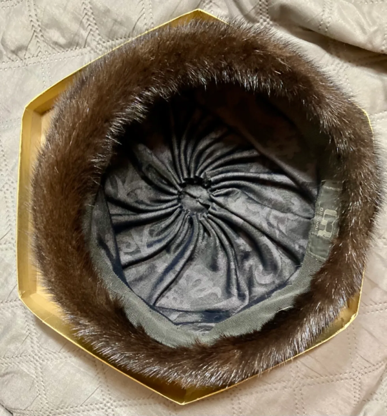 ✨Vintage never used Mink Fur Pillbox Hat by Caskie Fabulous Furs image indicator(3)