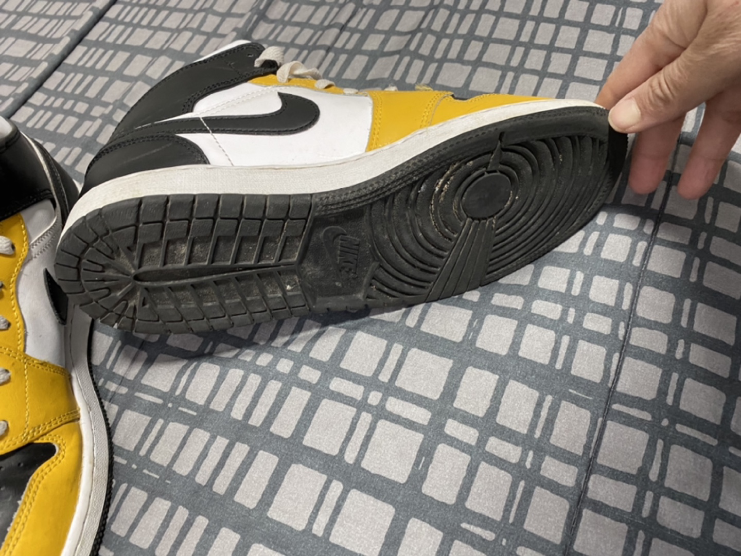 Air Jordan Yellow/Black Sneakers size 7Y - photo 3