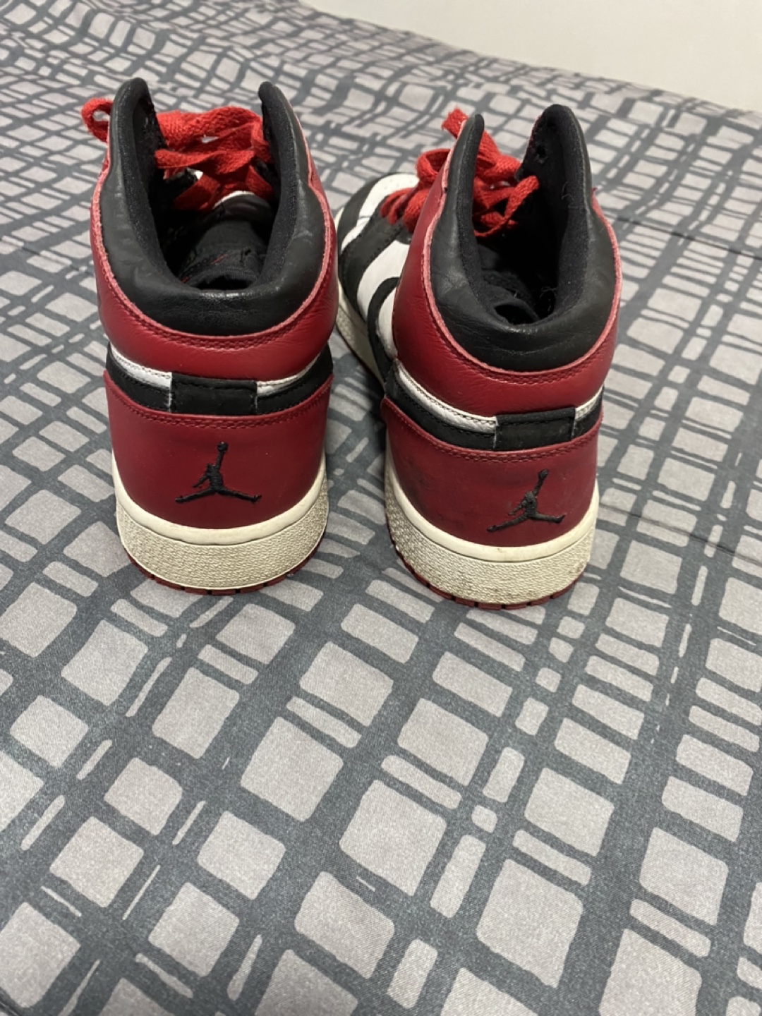 Air Jordan 1 Retro High OG Bred size 6Y - photo 2