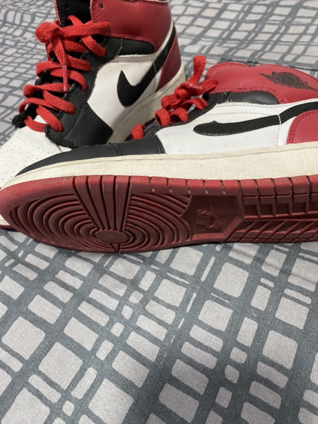 Air Jordan 1 Retro High OG Bred size 6Y - photo 3