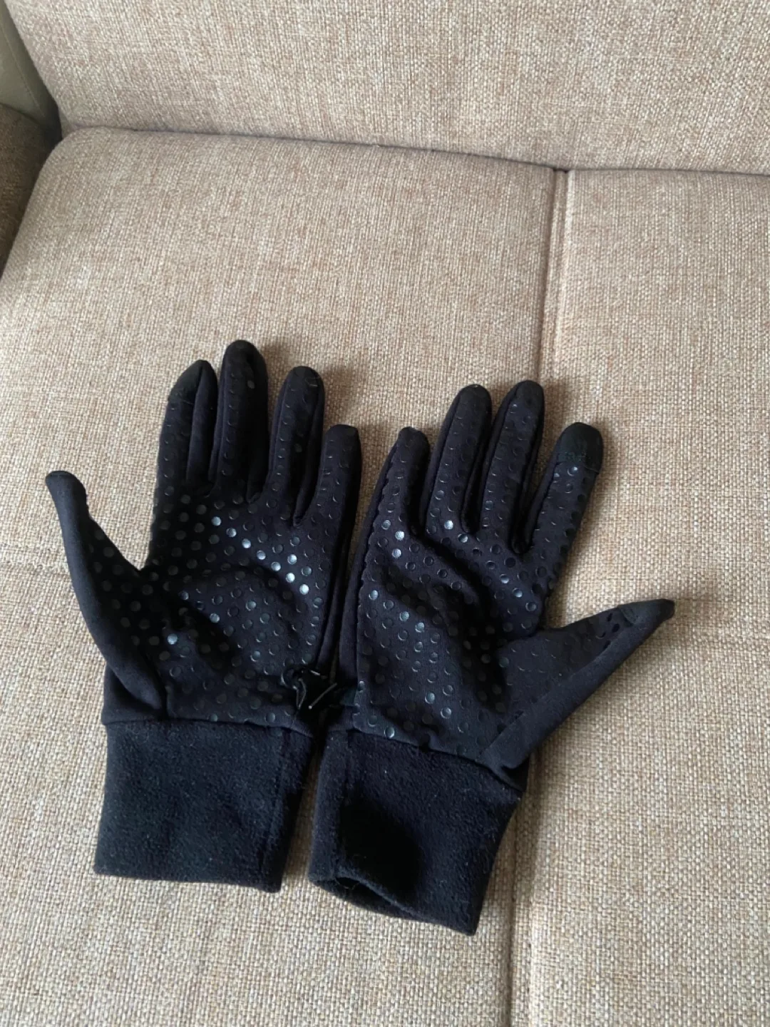 Black Fleece Gloves with Grip Dots image indicator(2)