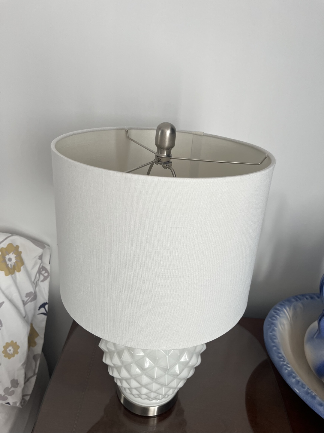White Table Lamp with Geometric Base - photo 2