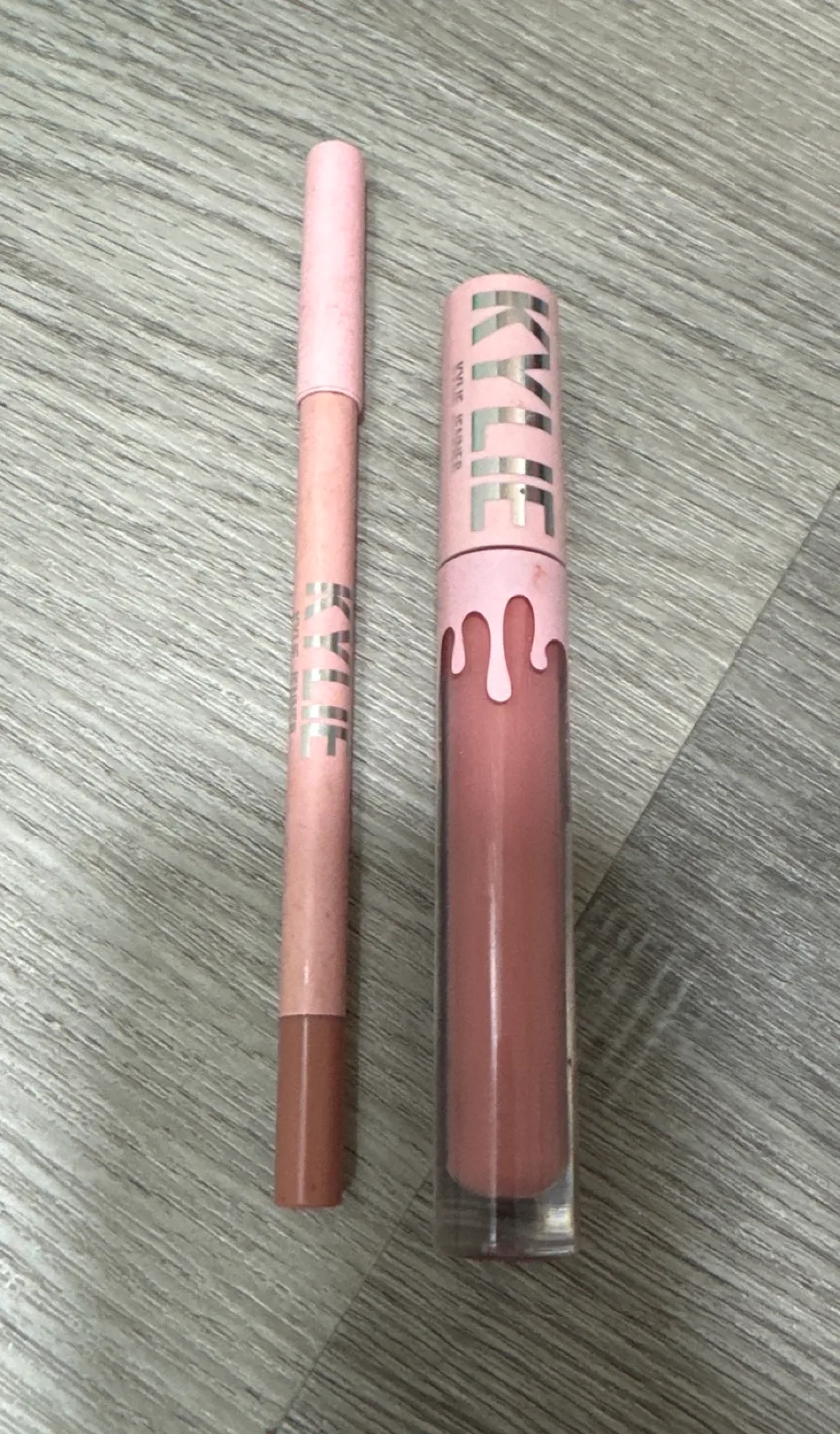 Kylie Cosmetics Lip Liner and Lipstick Set thumbnail