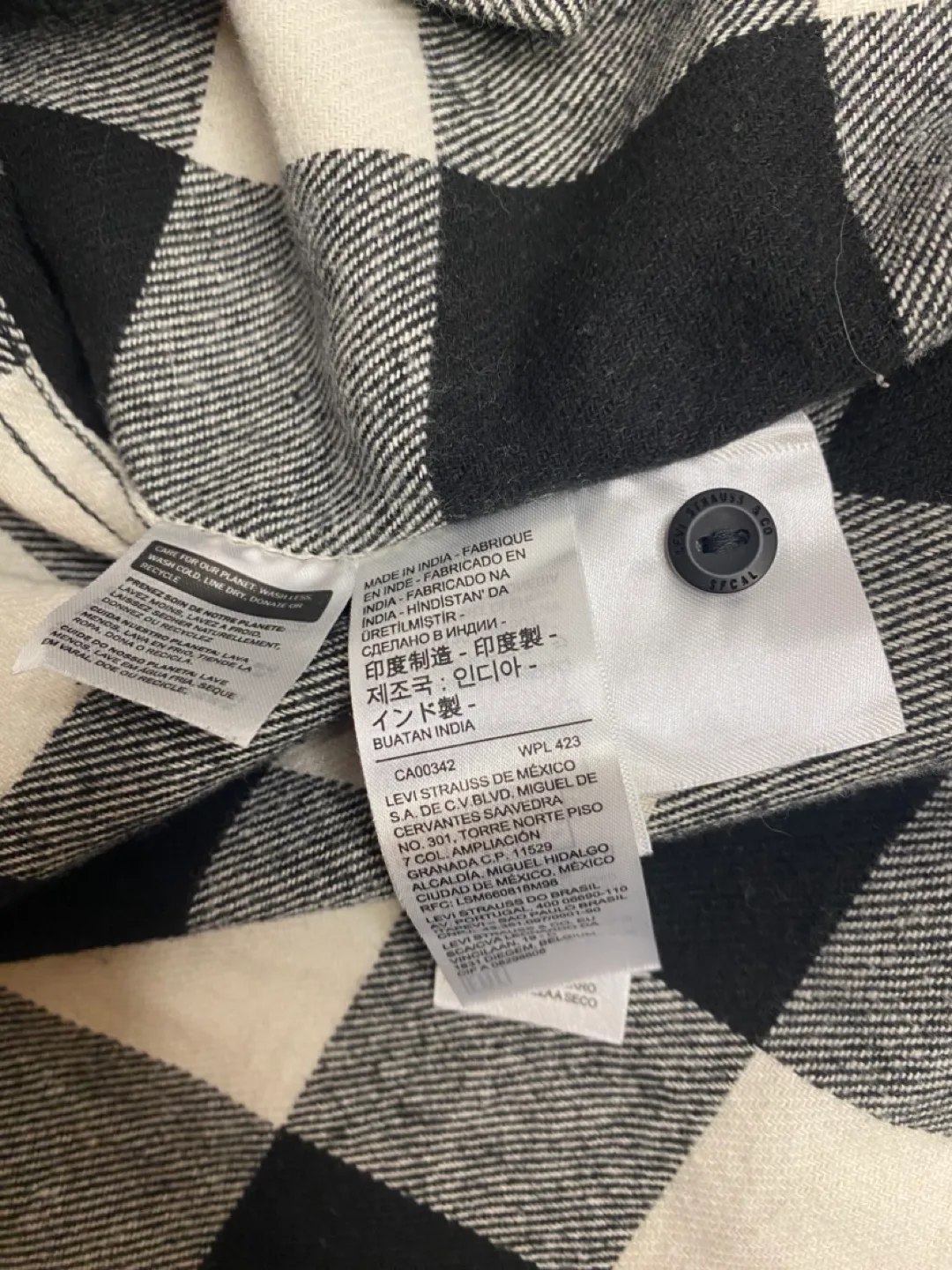 Levi's Men's Relaxed Fit XL Black and White Flannel Shirt image indicator(6)