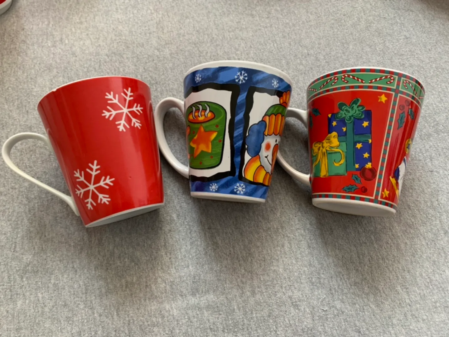 Set of three Christmas mugs image indicator(2)