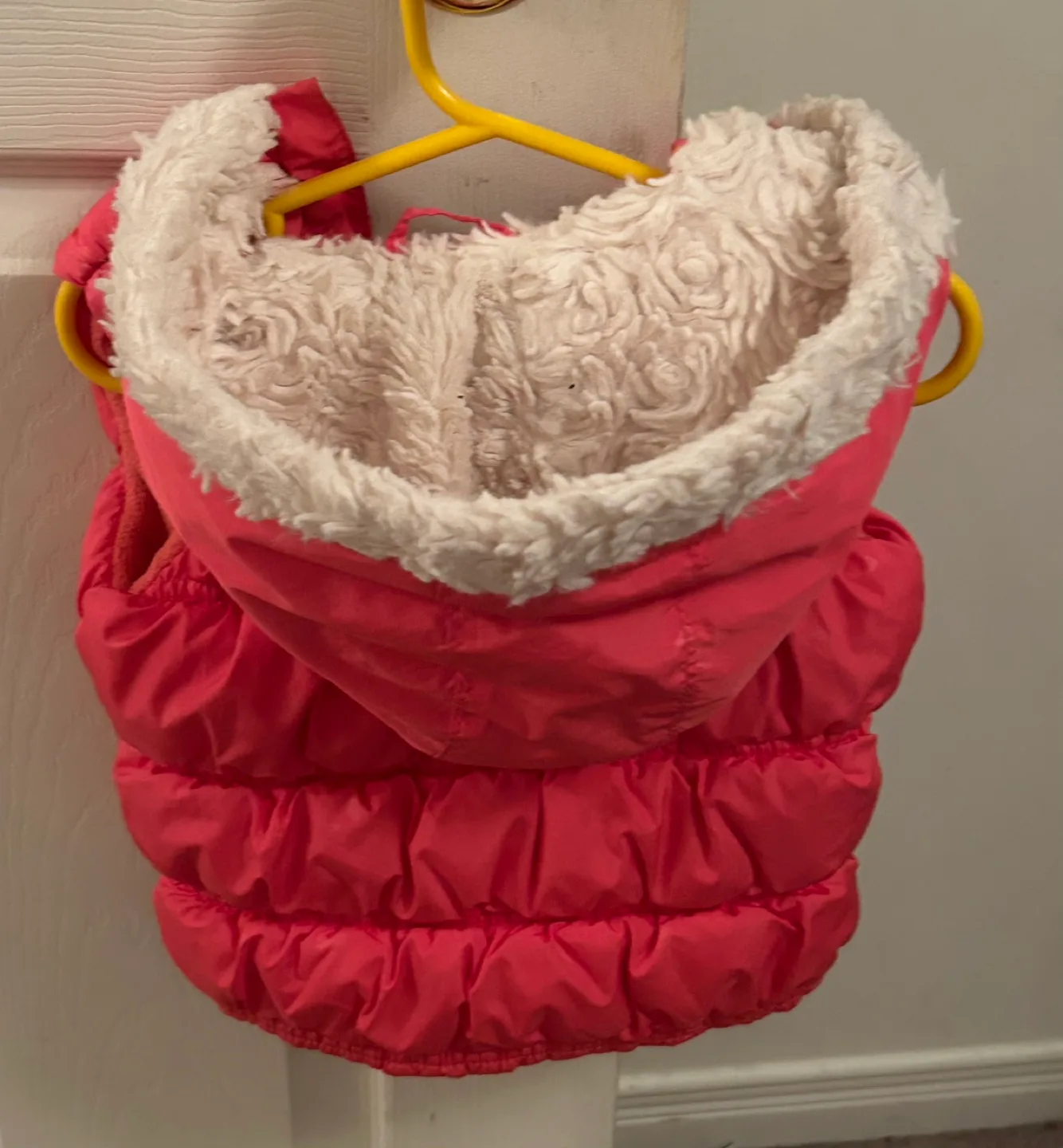 🏈 Old Navy Girls Pink Puffer Vest Size 18-24 image indicator(2)