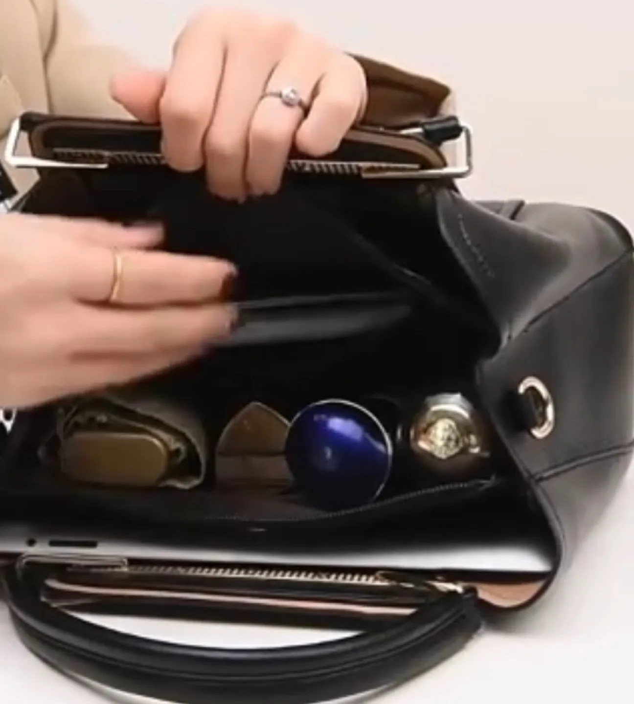 💥NEW🛍️ Black Leather Handbag with Kangaroo Charm image indicator(4)