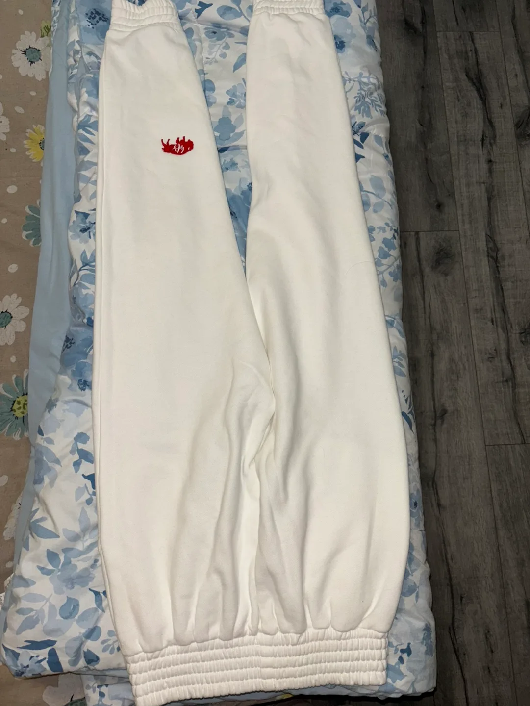 White Buffalo Sweatpants. Size L image indicator(2)