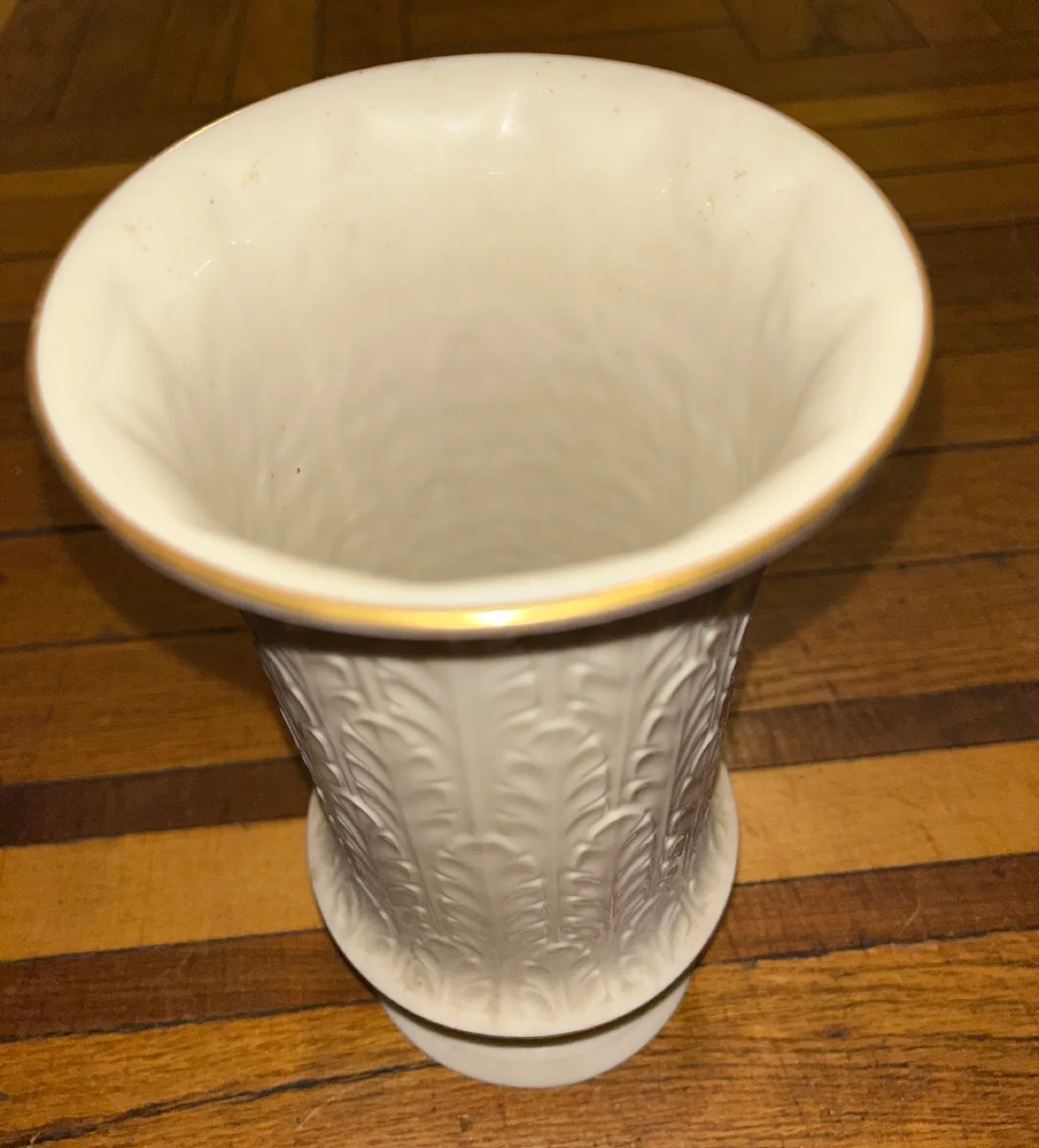 Vintage Lenox Ivory Vase with Gold Detail & Feather Design 🏈 image indicator(2)