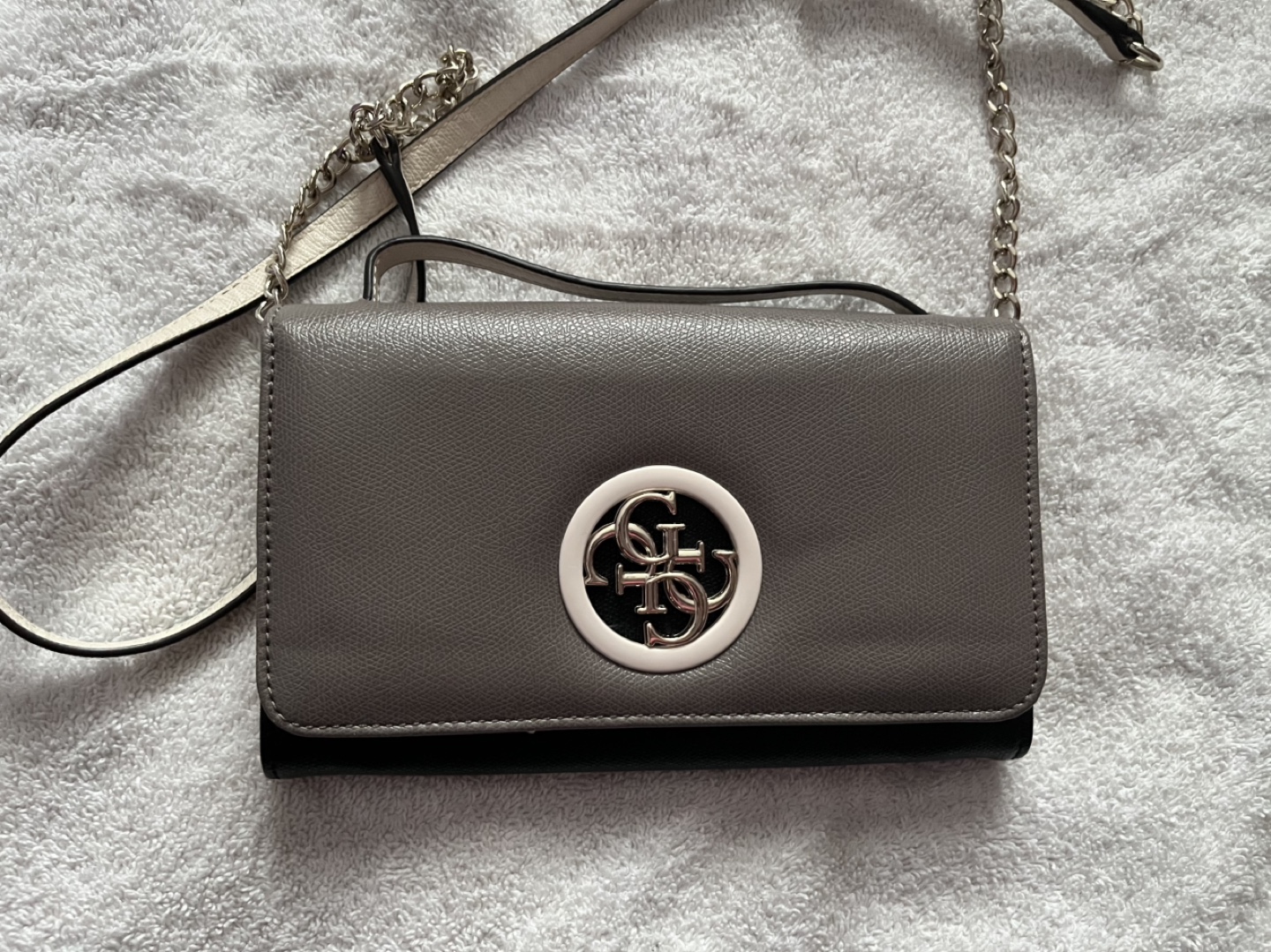Guess Chain Wallet Crossbody