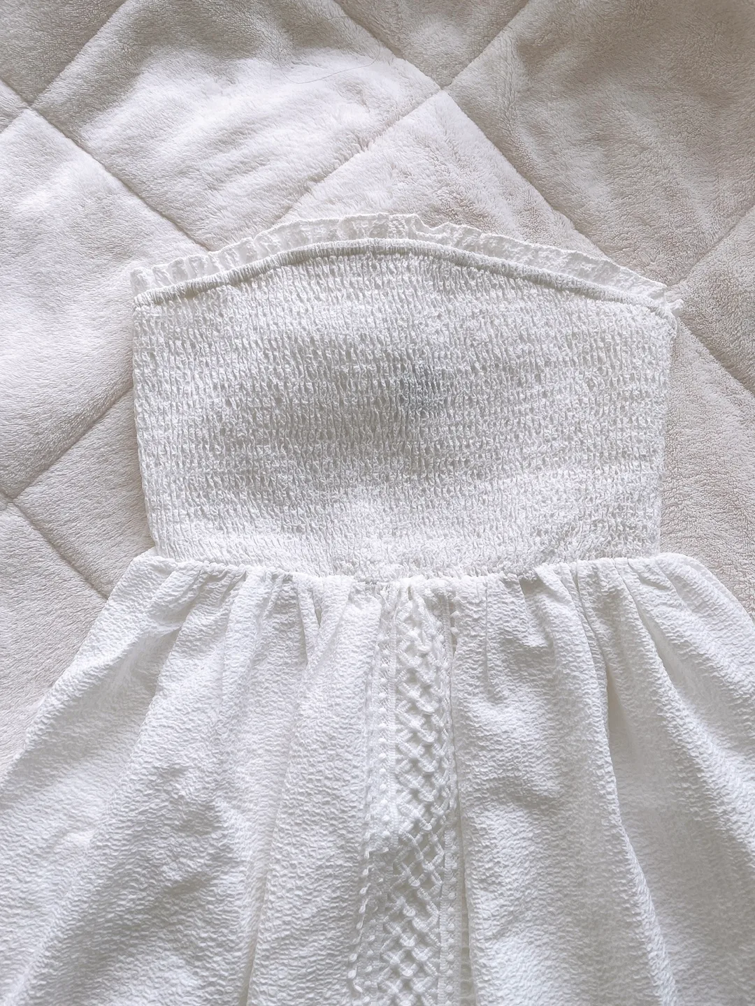 Women’s white dress image indicator(2)