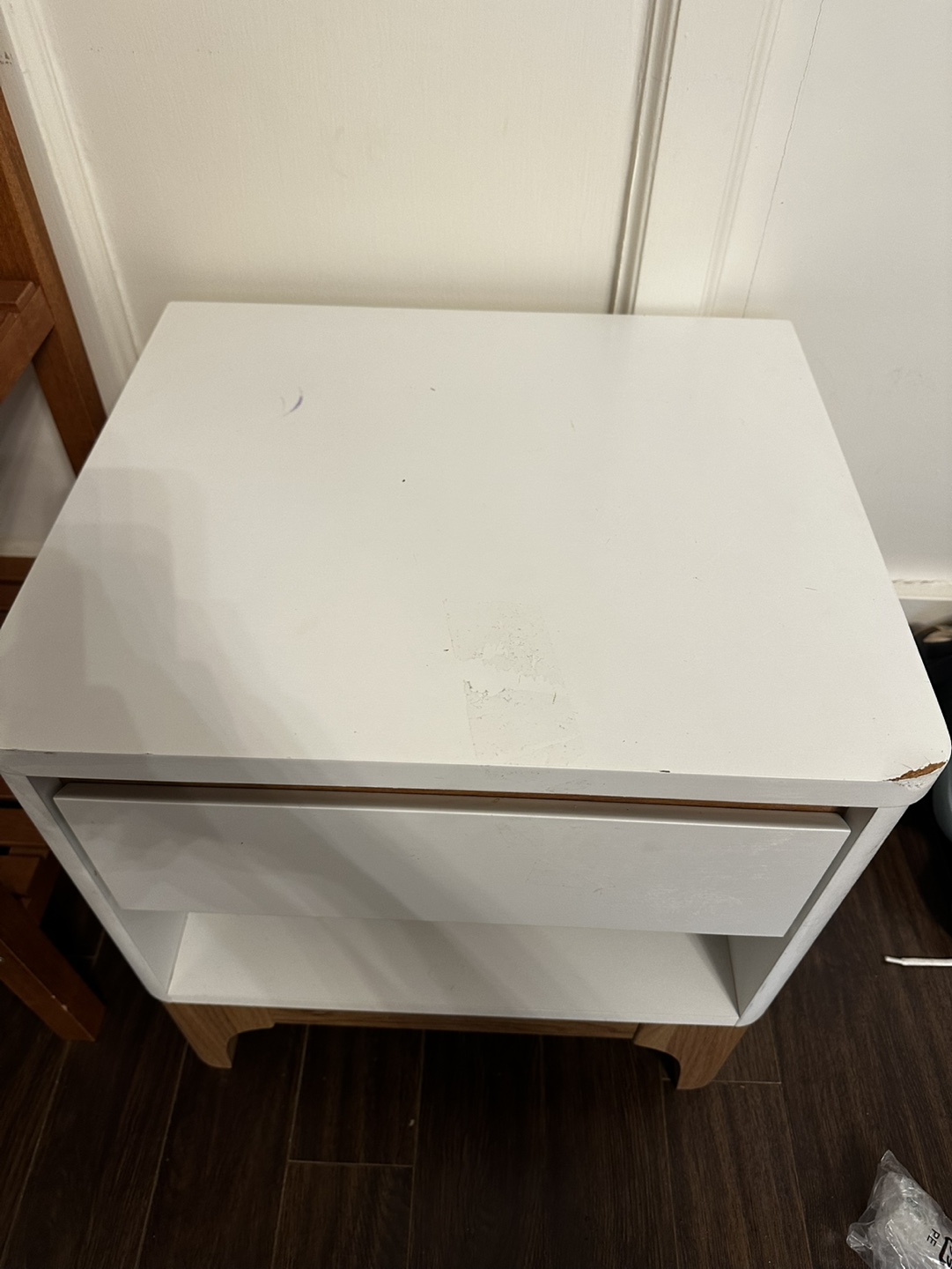 White and wood bedside table - photo 2
