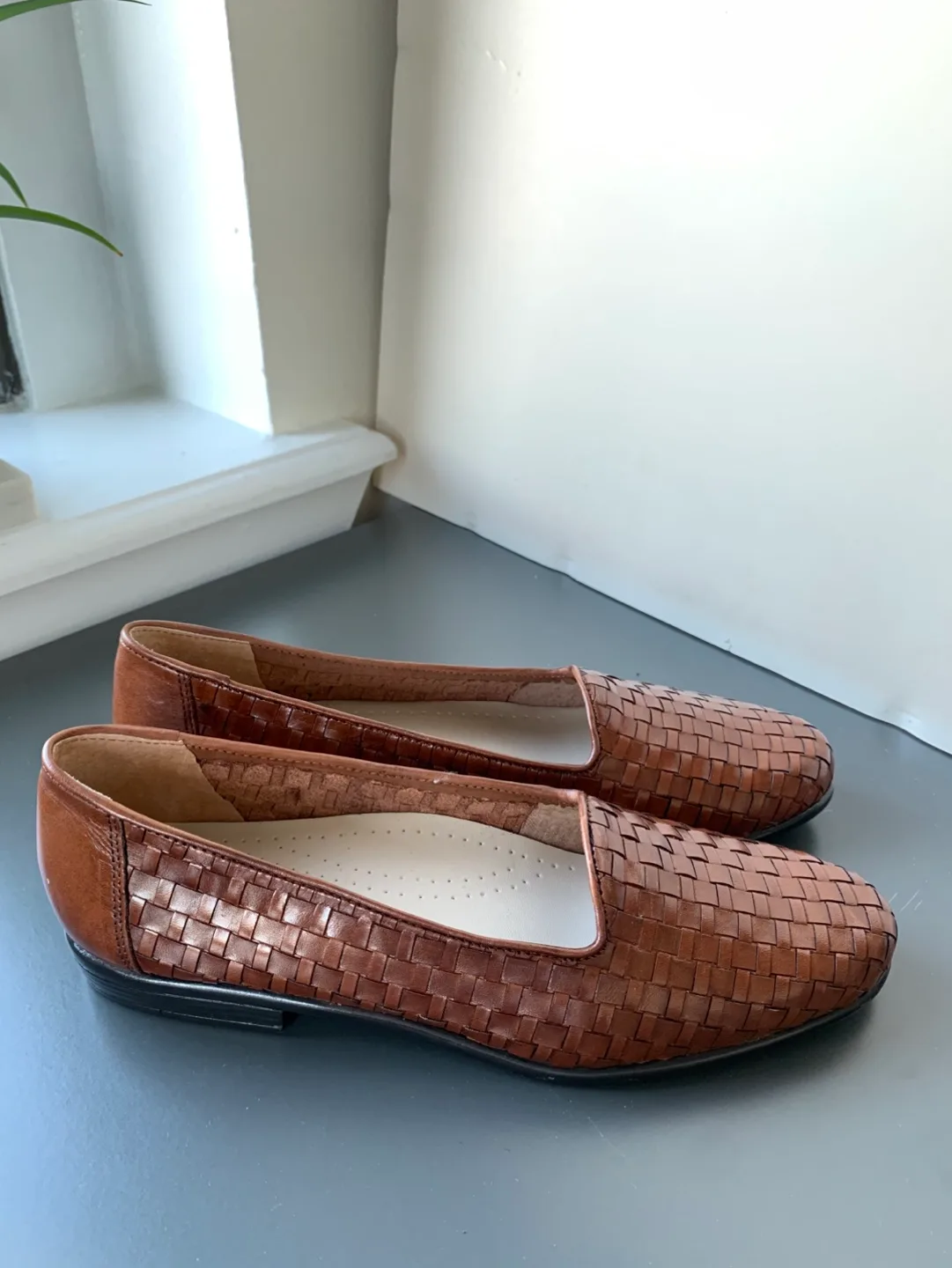 Trotters Brown Leather Woven Flats image indicator(3)