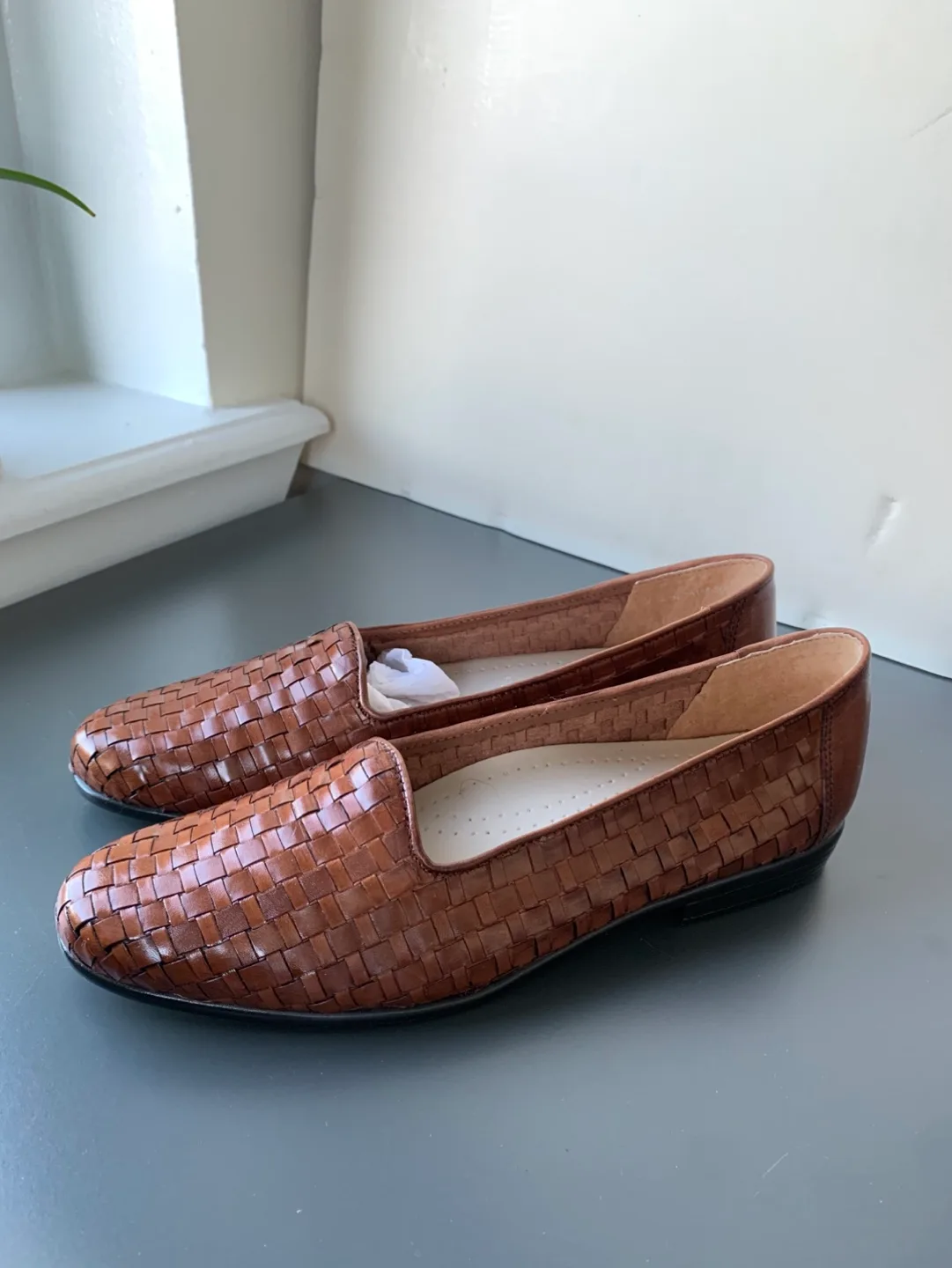 Trotters Brown Leather Woven Flats image indicator(6)