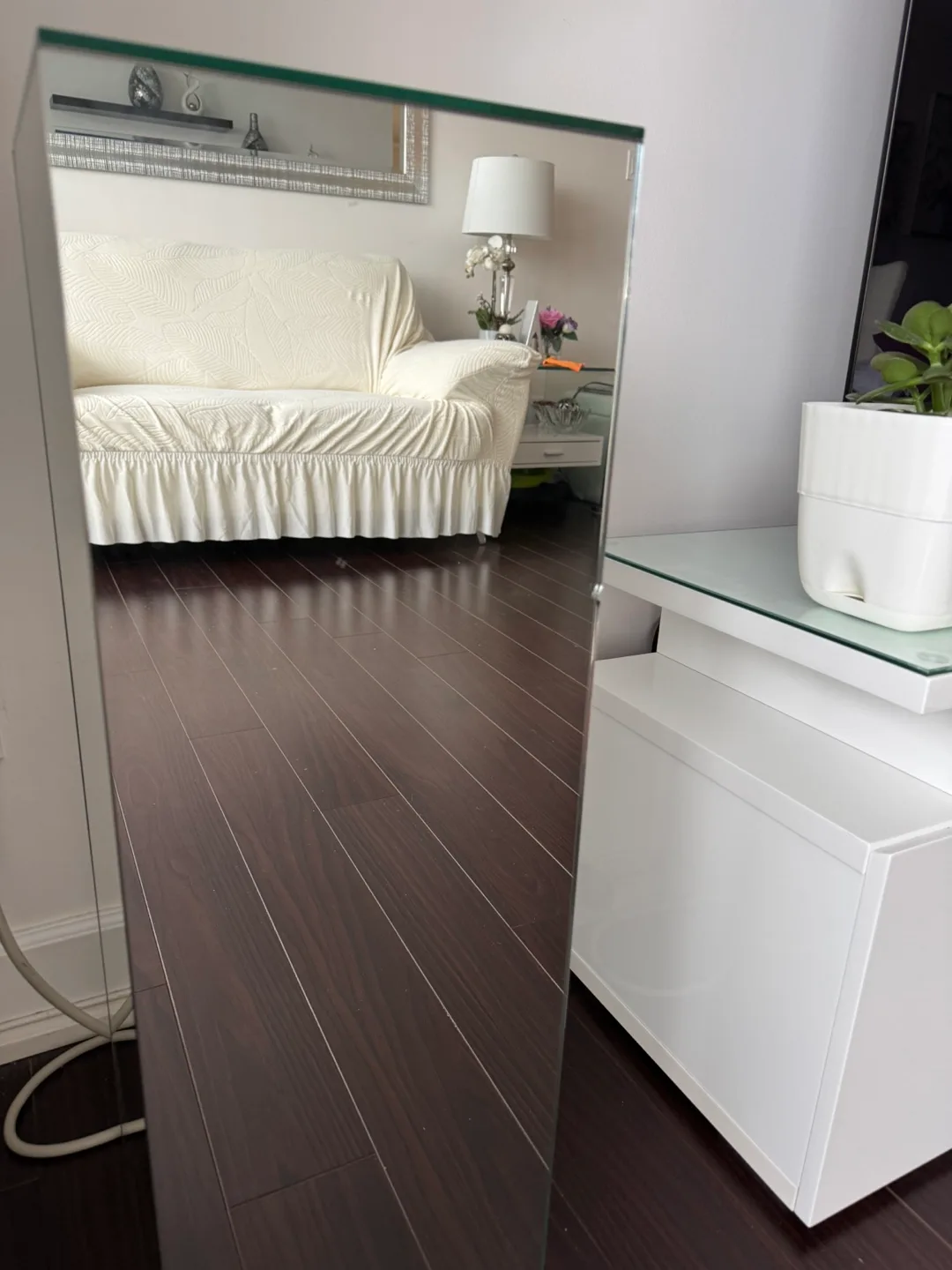 Mirrored Pedestal Stand image indicator(10)