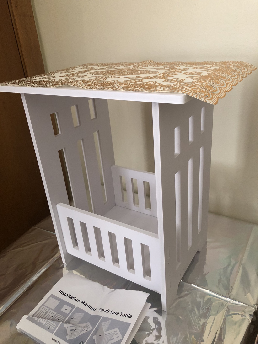 White Small Side Table with Decorative top 🏈 - photo 4