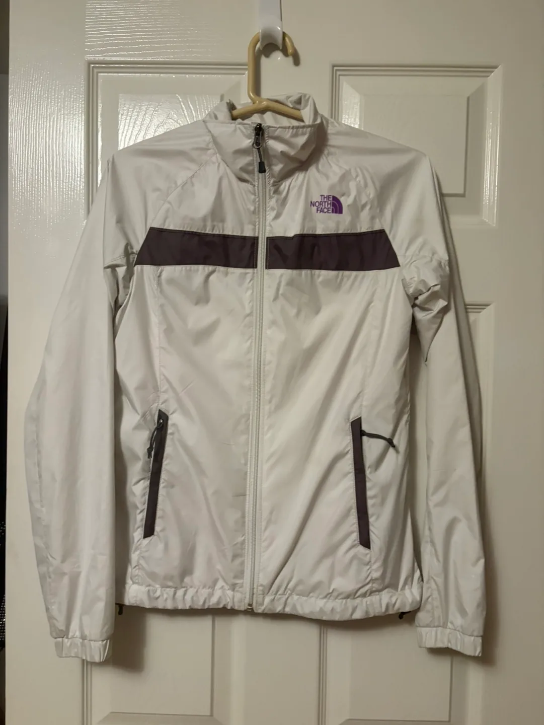 The North Face Women's White Jacket image indicator(2)