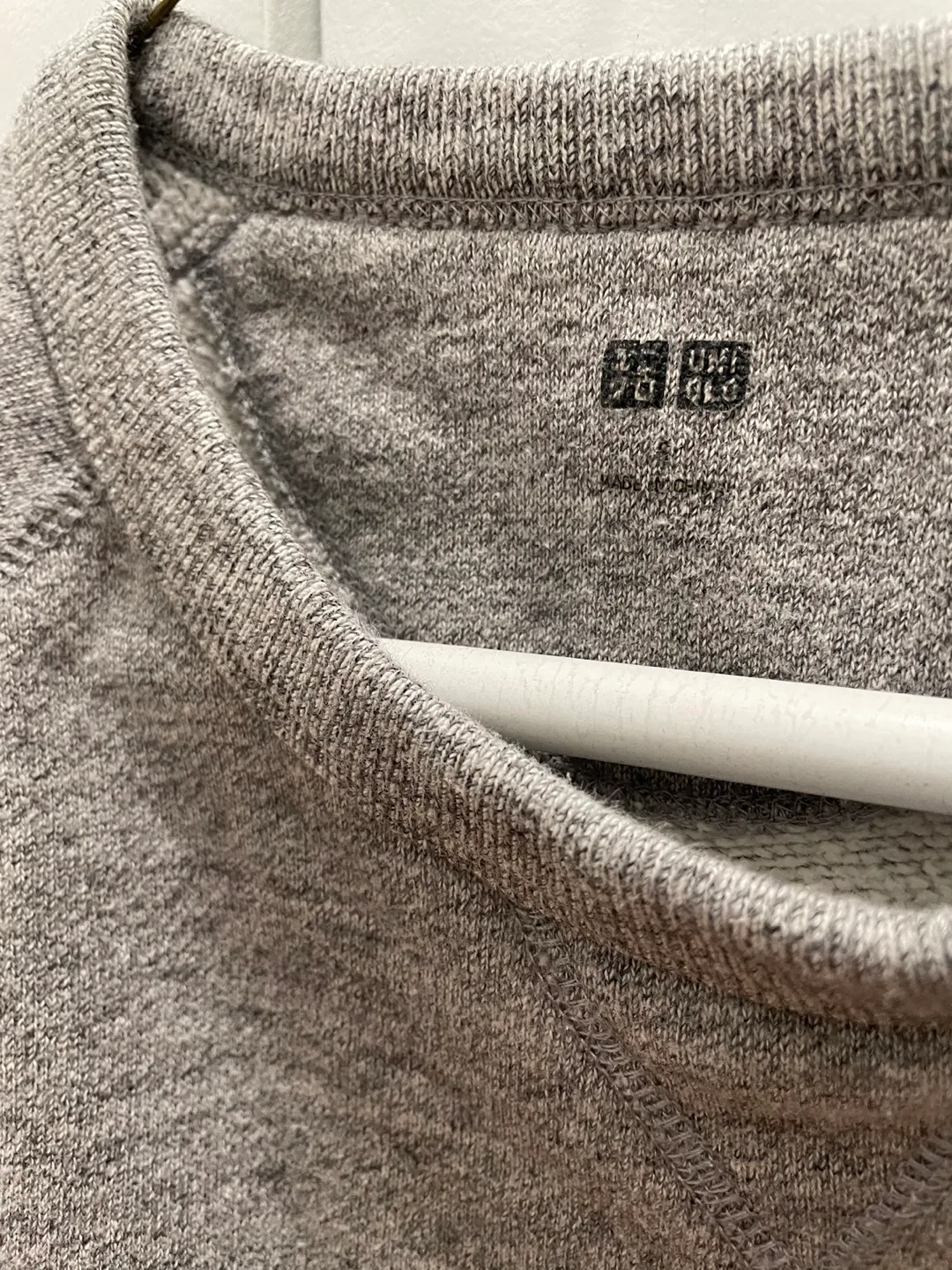 UNIQLO Gray Crewneck Sweatshirt image indicator(2)