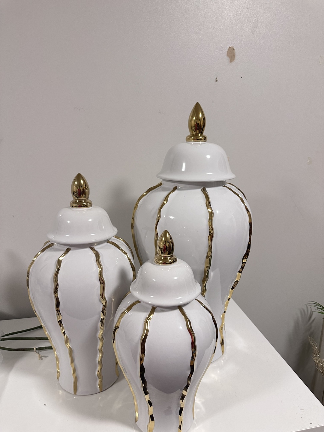 Set of 3 White and Gold Ceramic Jars - photo 3