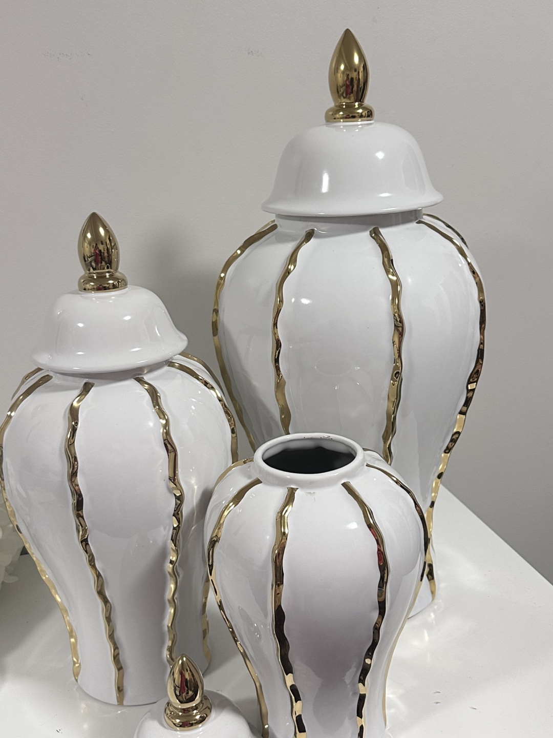 Set of 3 White and Gold Ceramic Jars - photo 2