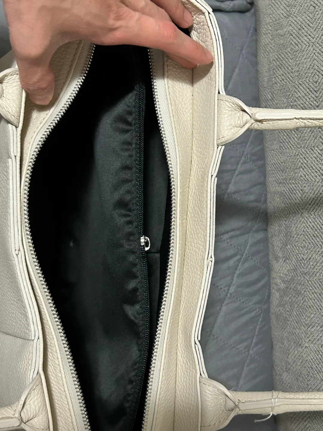 Cream-coloured Italian Leather Tote Bag image indicator(5)