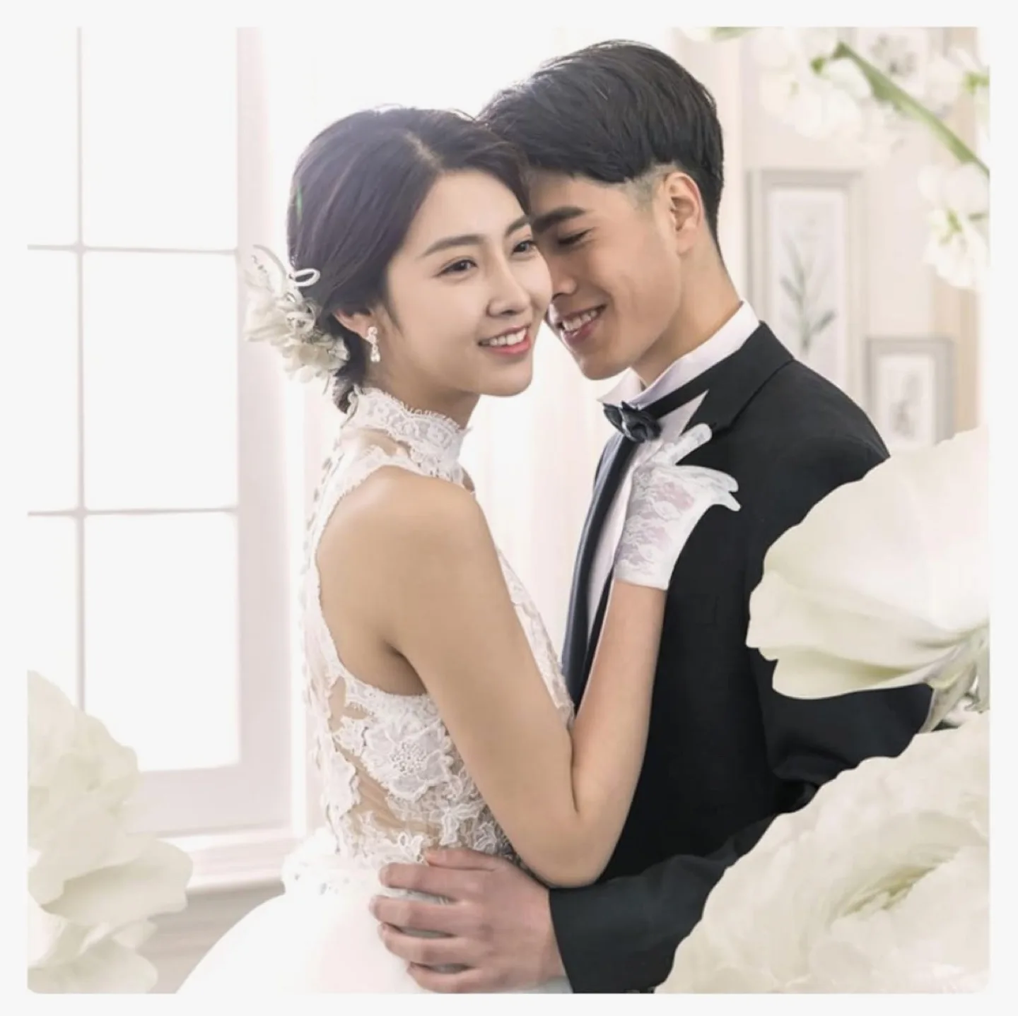 Women's White Lace Gloves - Bridal Wedding Party image indicator(5)