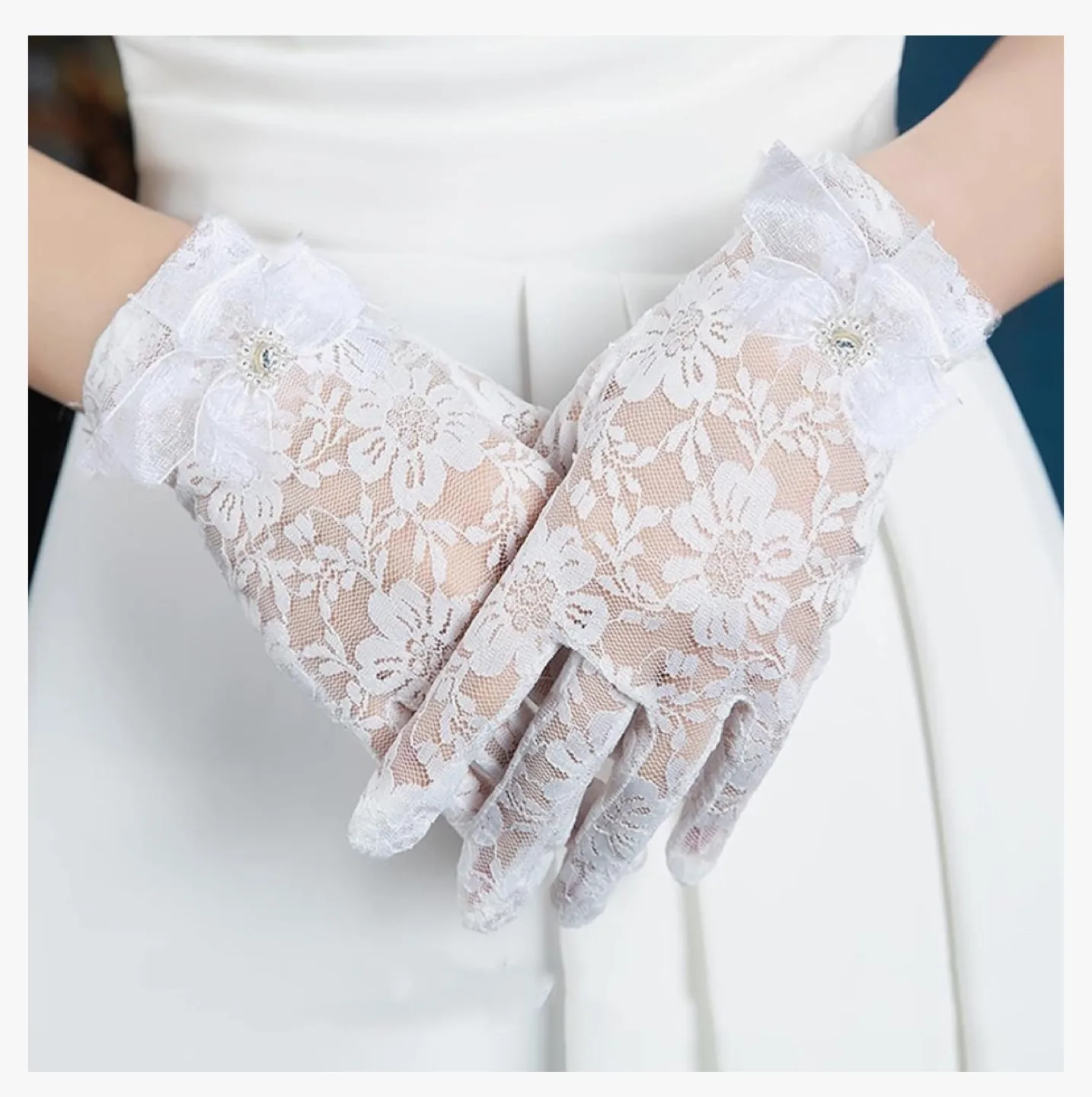 AWOCAN Women's Lace Elegant Short Gloves image indicator(2)