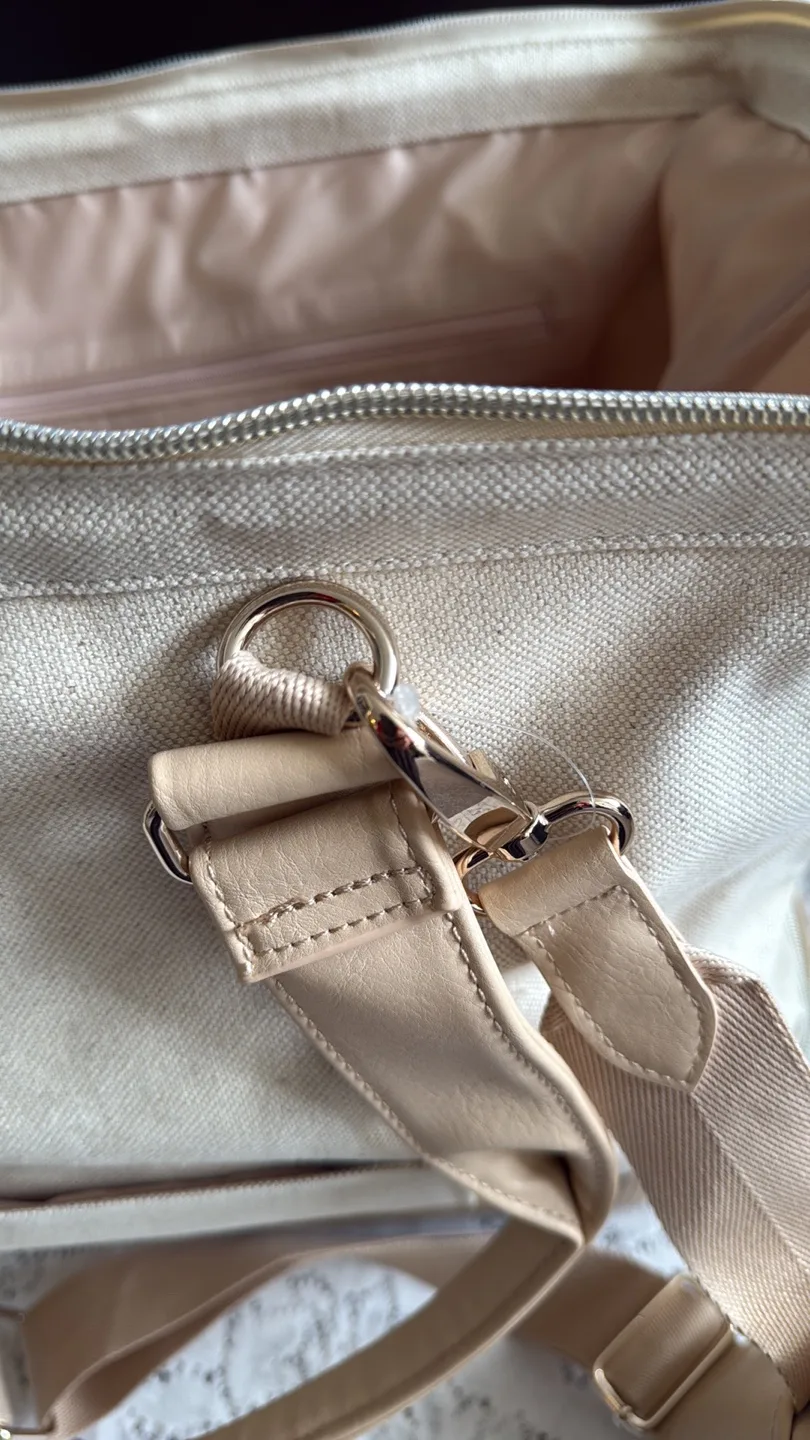 Béis Weekender Carry-on Travel Bag 🏈 (Brand-new) image indicator(4)