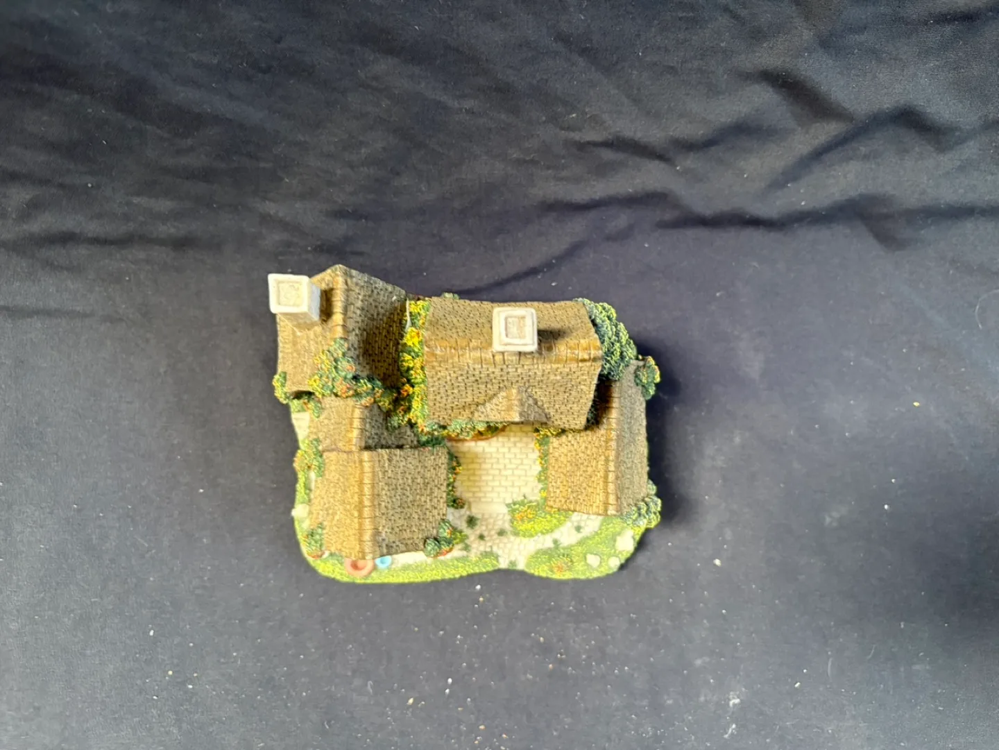 Charming Cottage Clock Figurine image indicator(3)