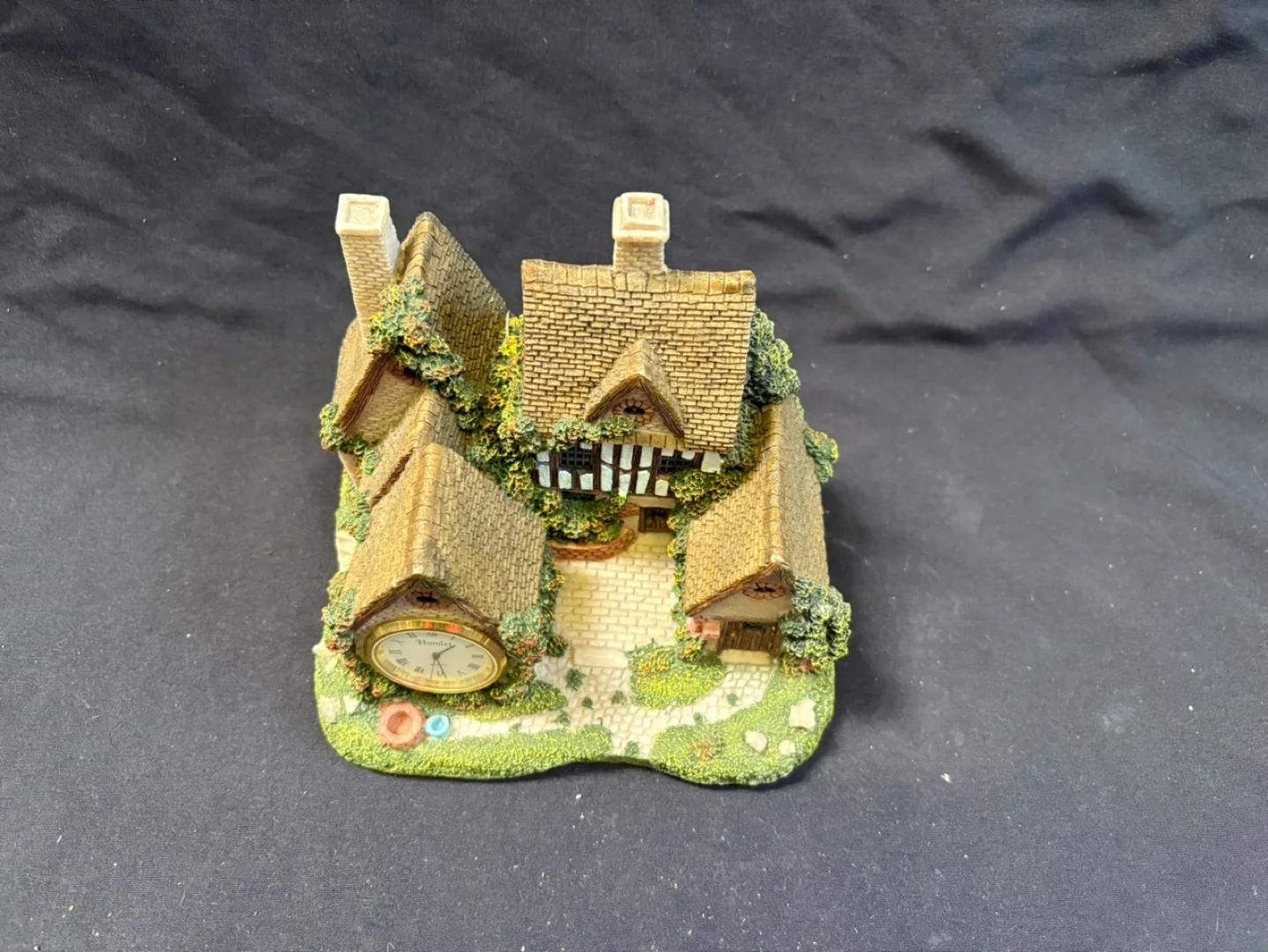 Charming Cottage Clock Figurine image indicator(2)