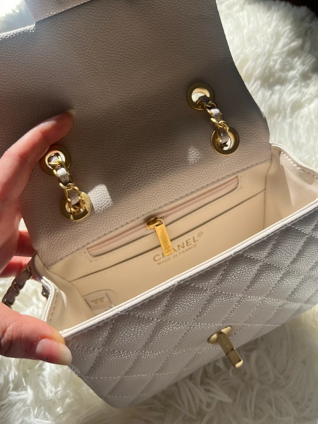 CC LogoMini Flap Bag - Off-White image indicator(3)