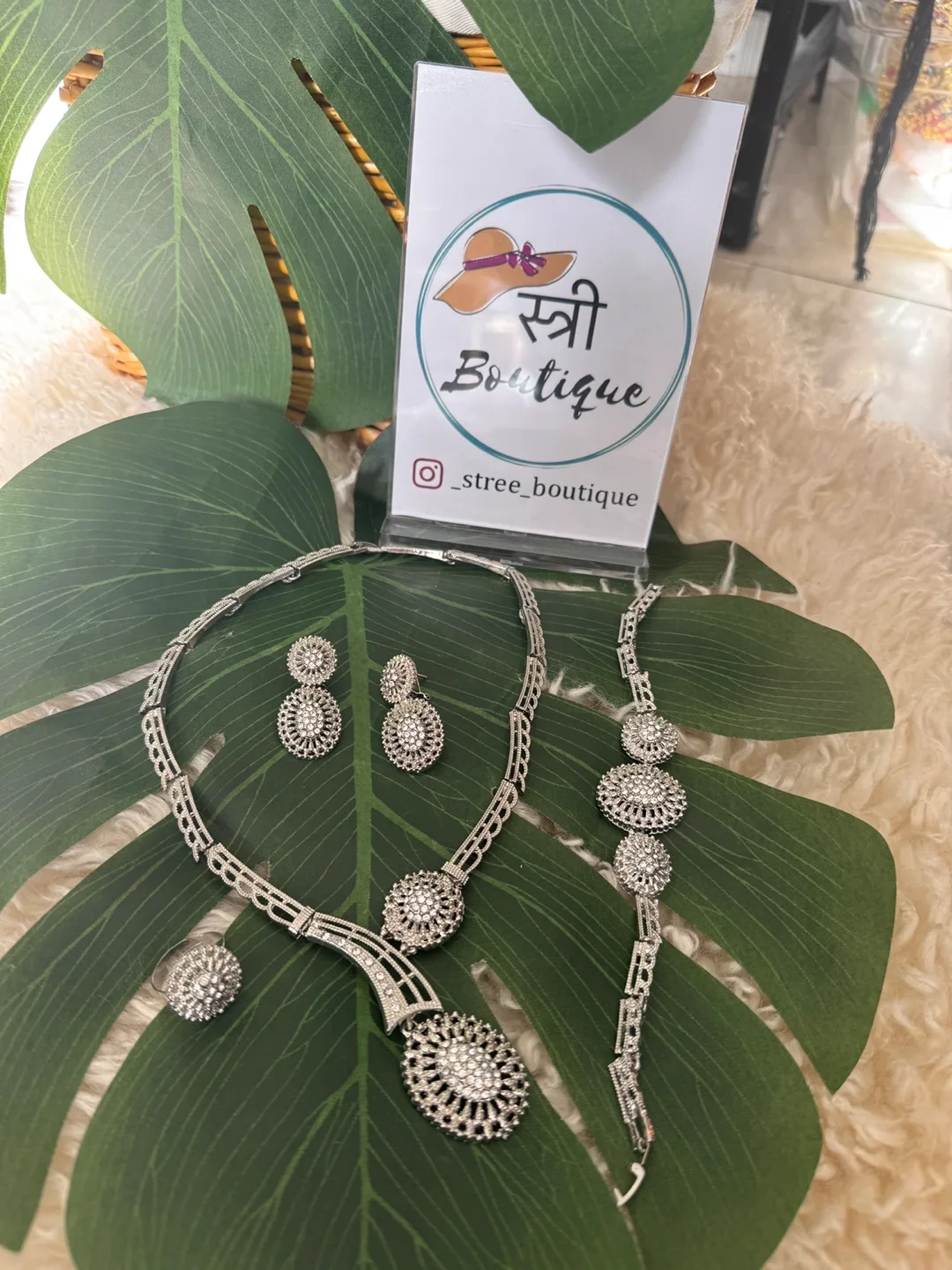 Silver Tone Bridal Jewelry Set image indicator(2)