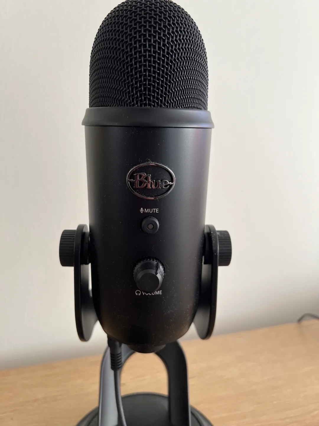 Logitech for Creators - Blue Yeti USB Microphone image indicator(2)