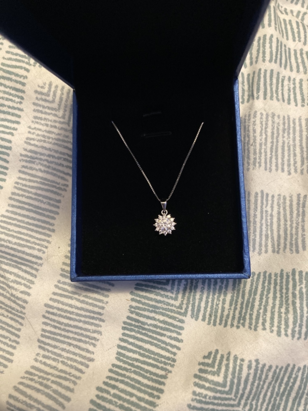 925 Silver sparkly flower necklace