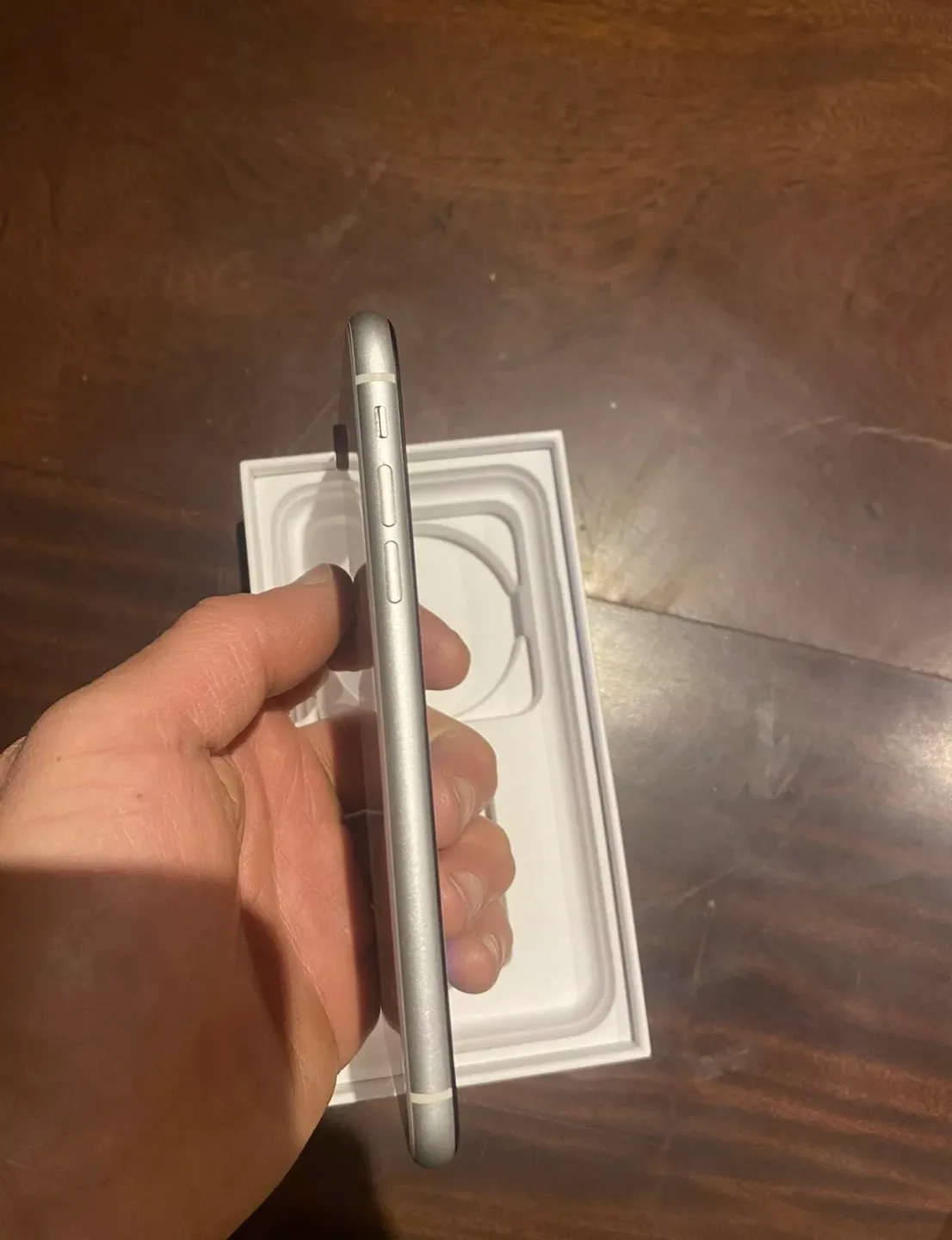 iPhone XR 64GB White Mint Condition image indicator(4)