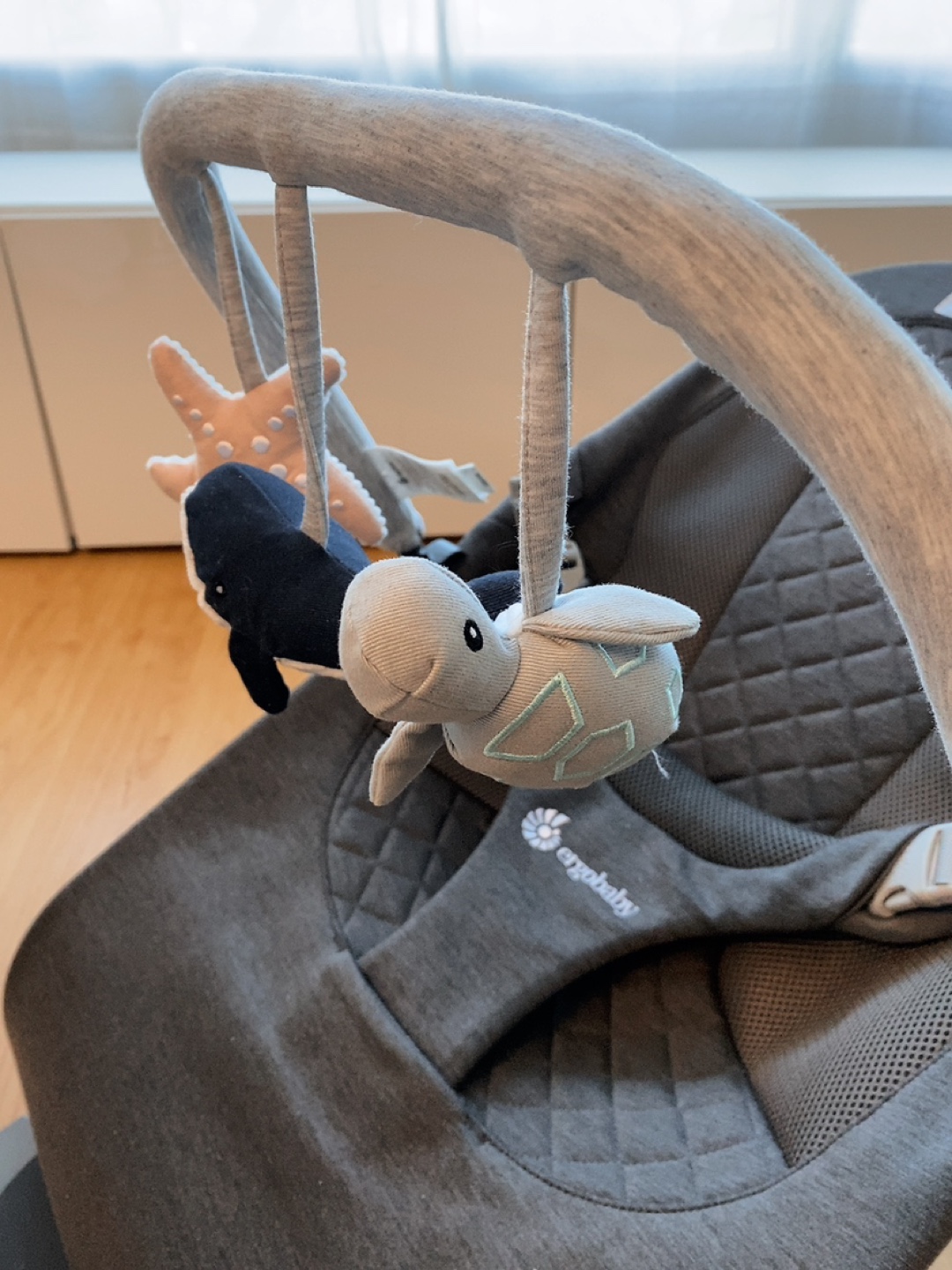 ErgoBaby “Evolve” 3-in-one bouncer (EUC) + rattle toy bar - photo 2