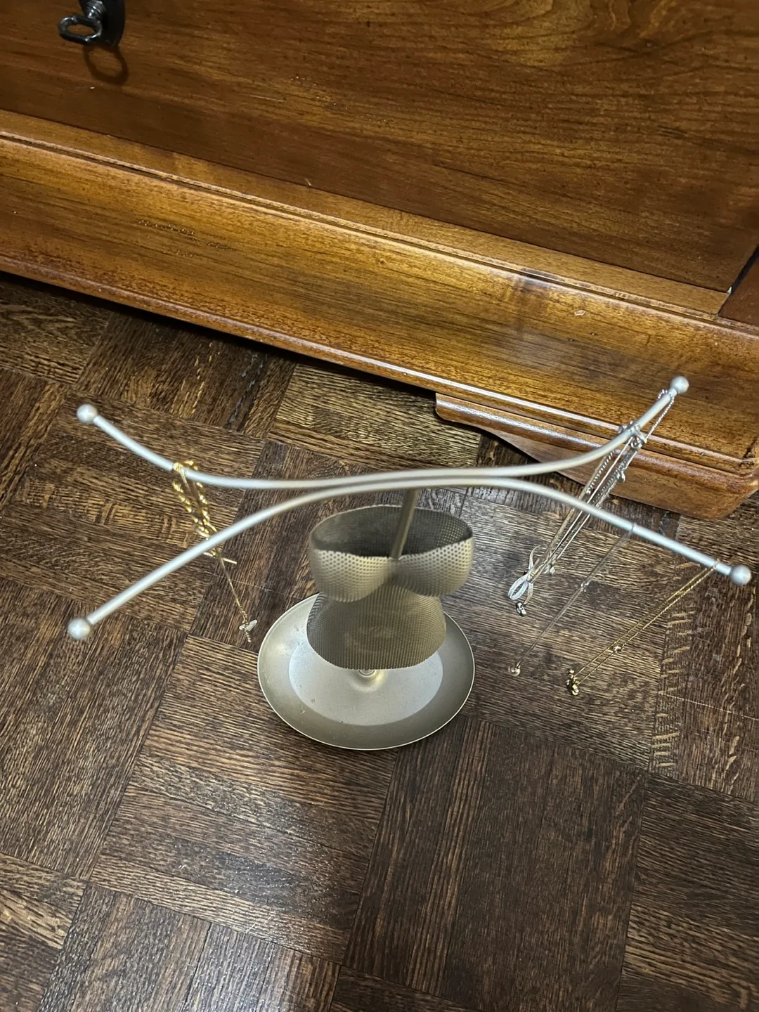 Silver Metal Jewellery Stand image indicator(2)