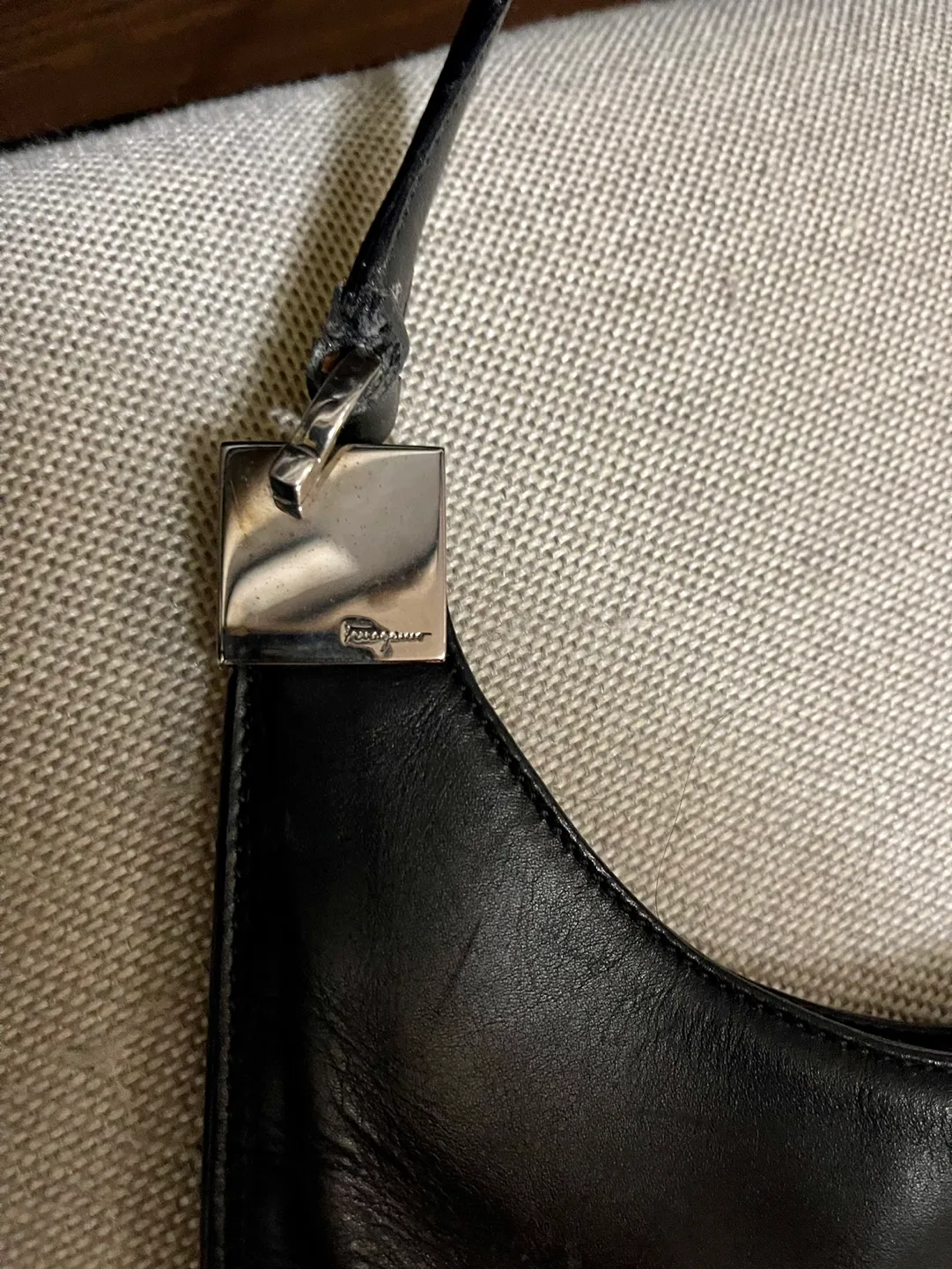 Salvatore Ferragamo Black Leather Shoulder Bag image indicator(3)