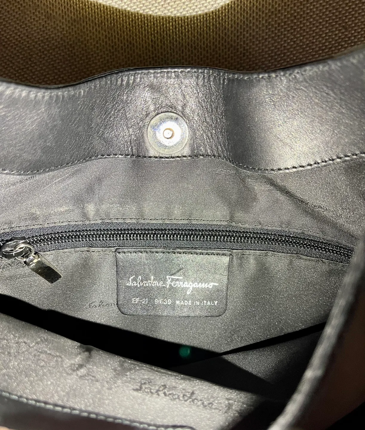 Salvatore Ferragamo Black Leather Shoulder Bag image indicator(2)