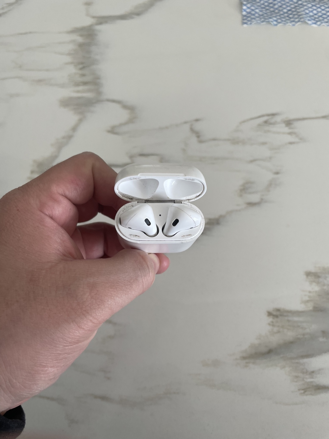 Apple AirPods with Charging Case - photo 3