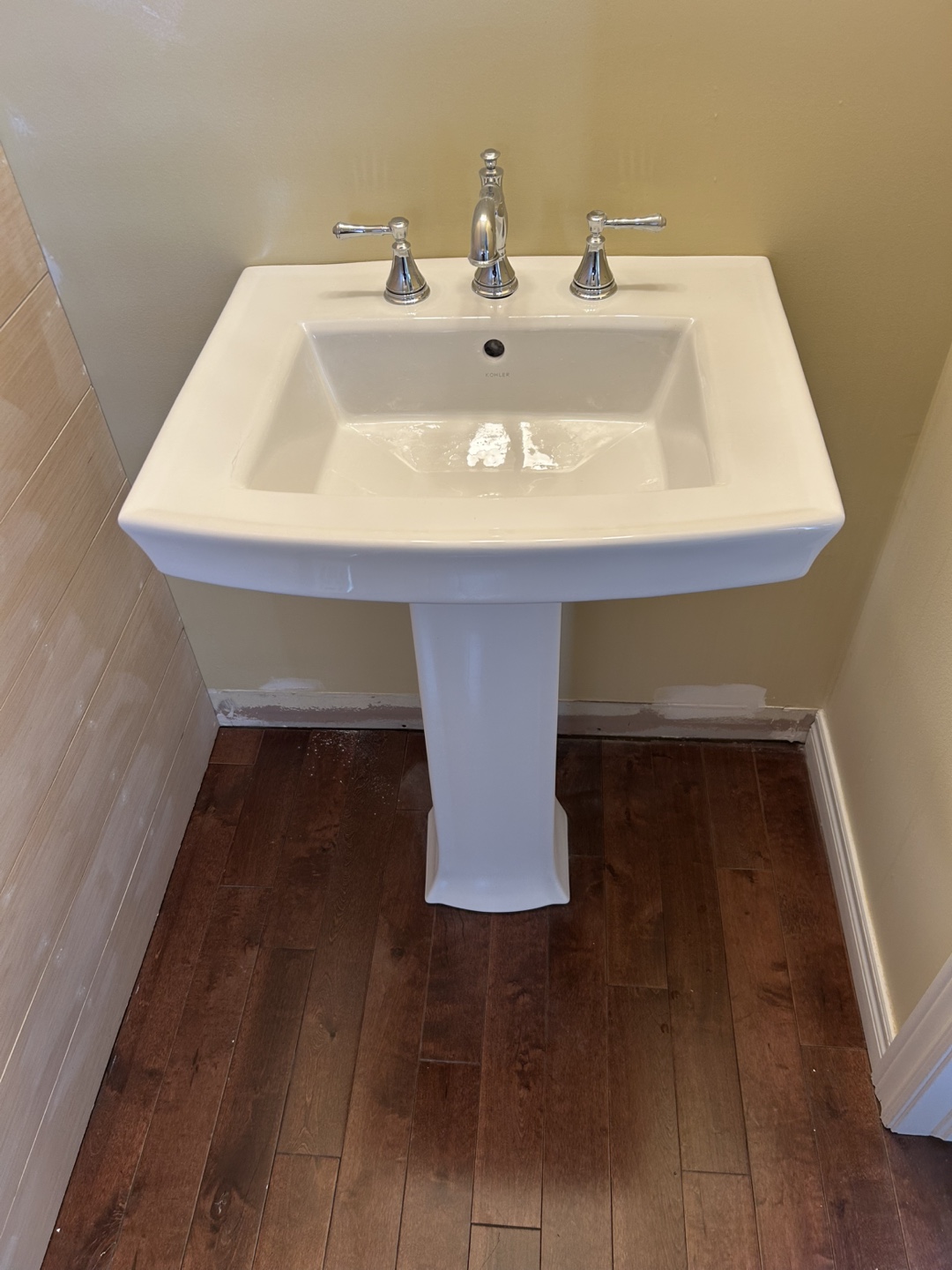 Pedestal Sink - White, Excellent Condition - photo 3