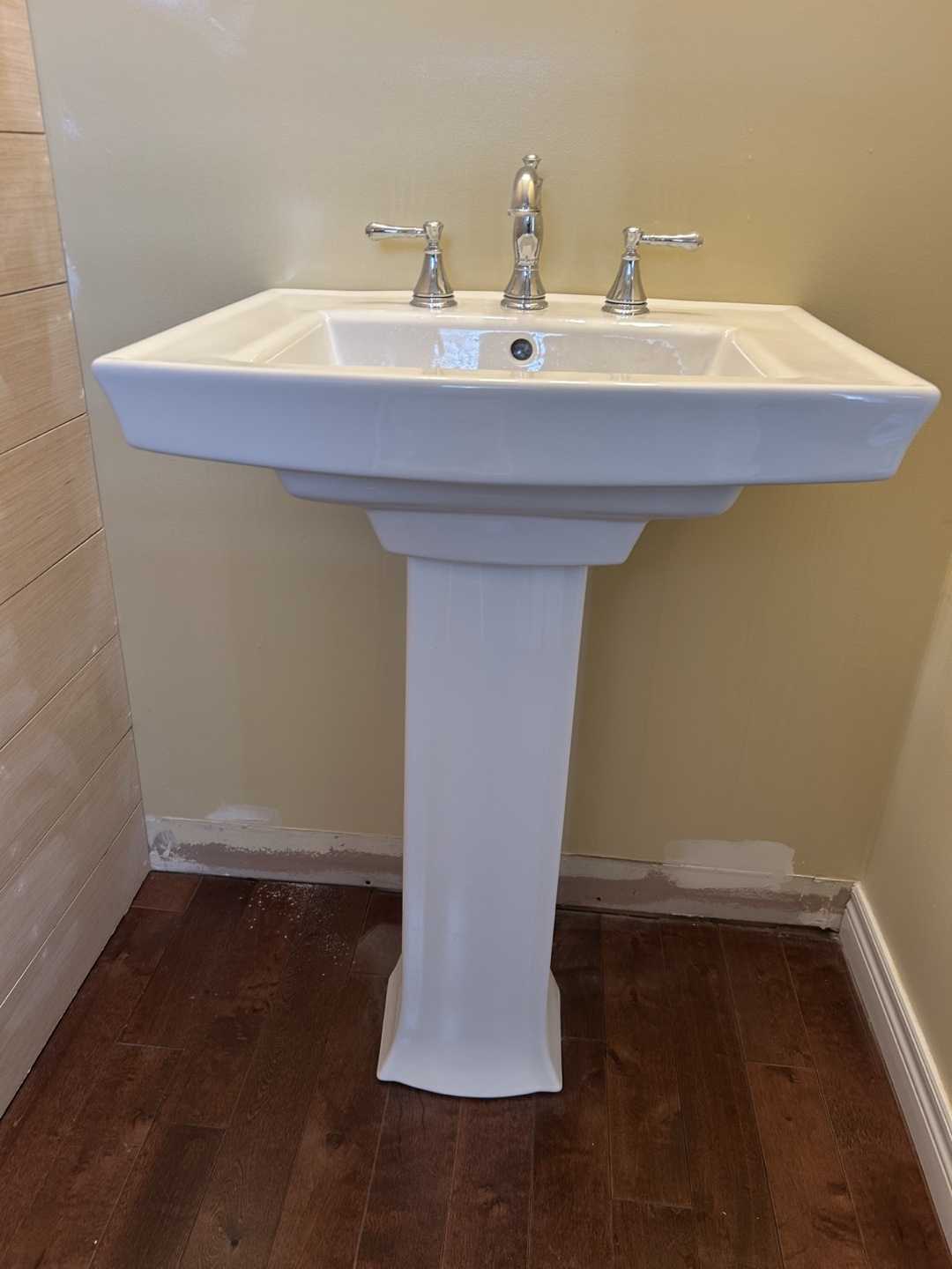 Pedestal Sink - White, Excellent Condition
