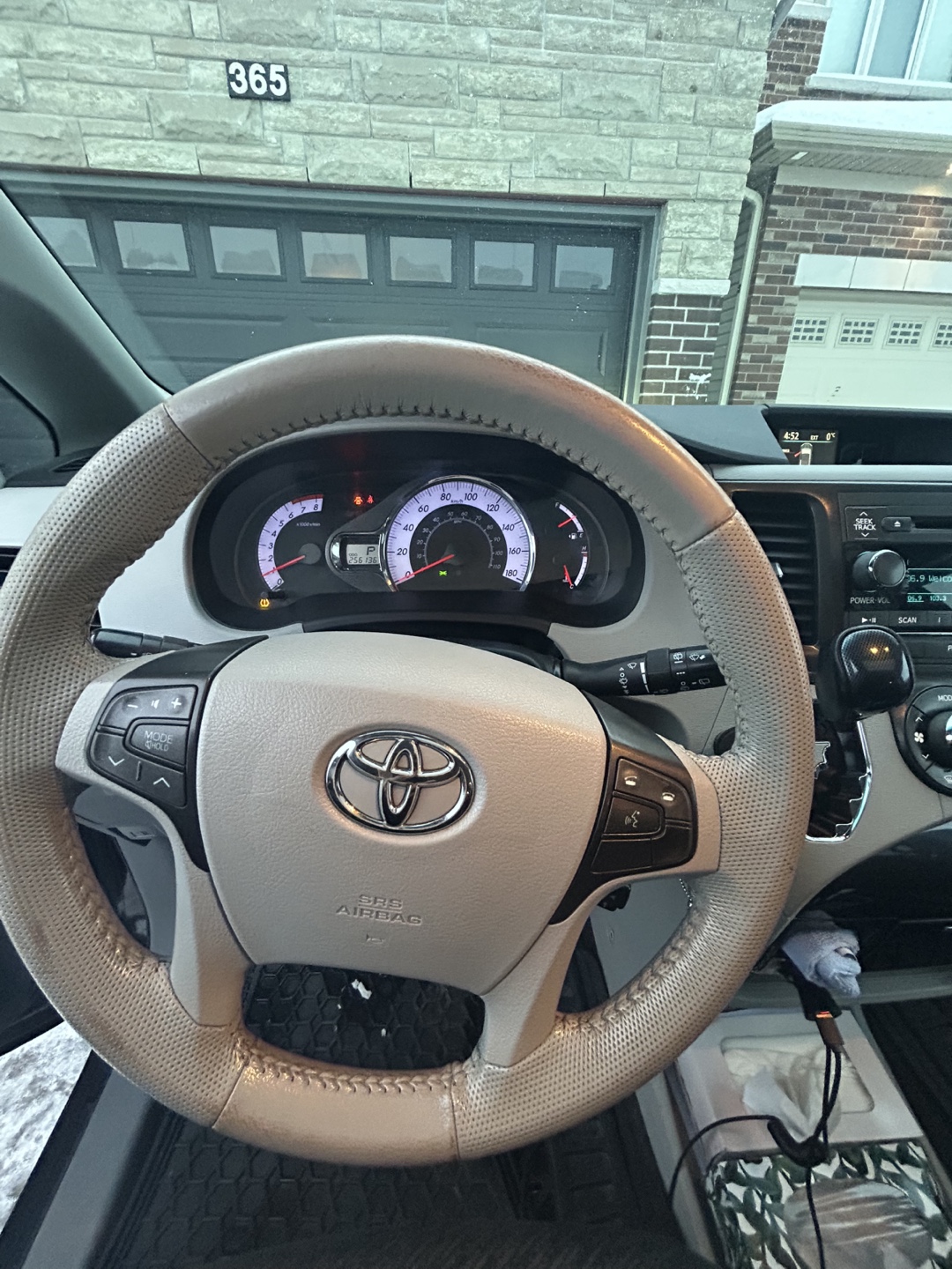 2011 Toyota Sienna with 8 passenger seats - photo 5