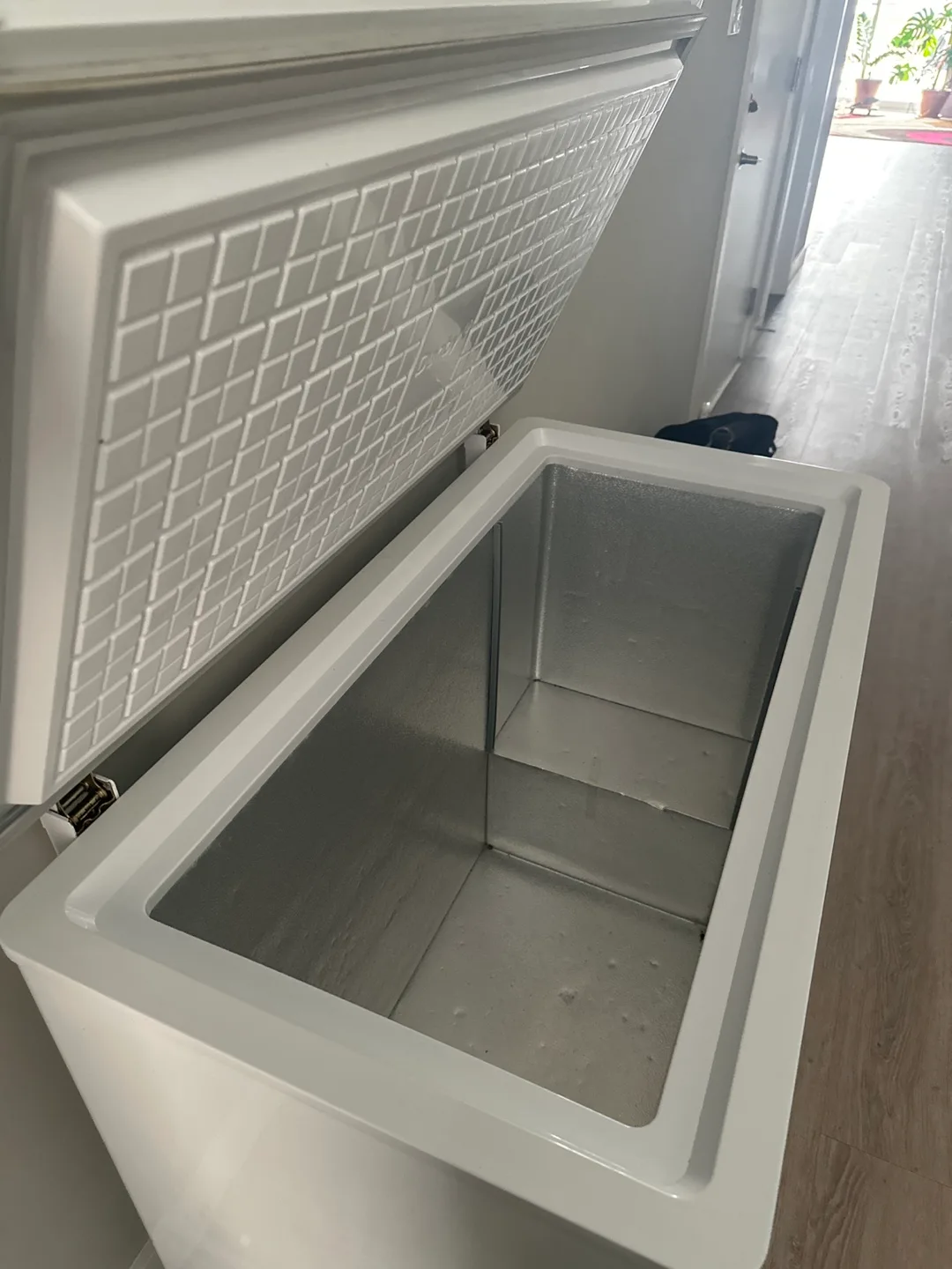 White Frigidaire Chest Freezer image indicator(2)