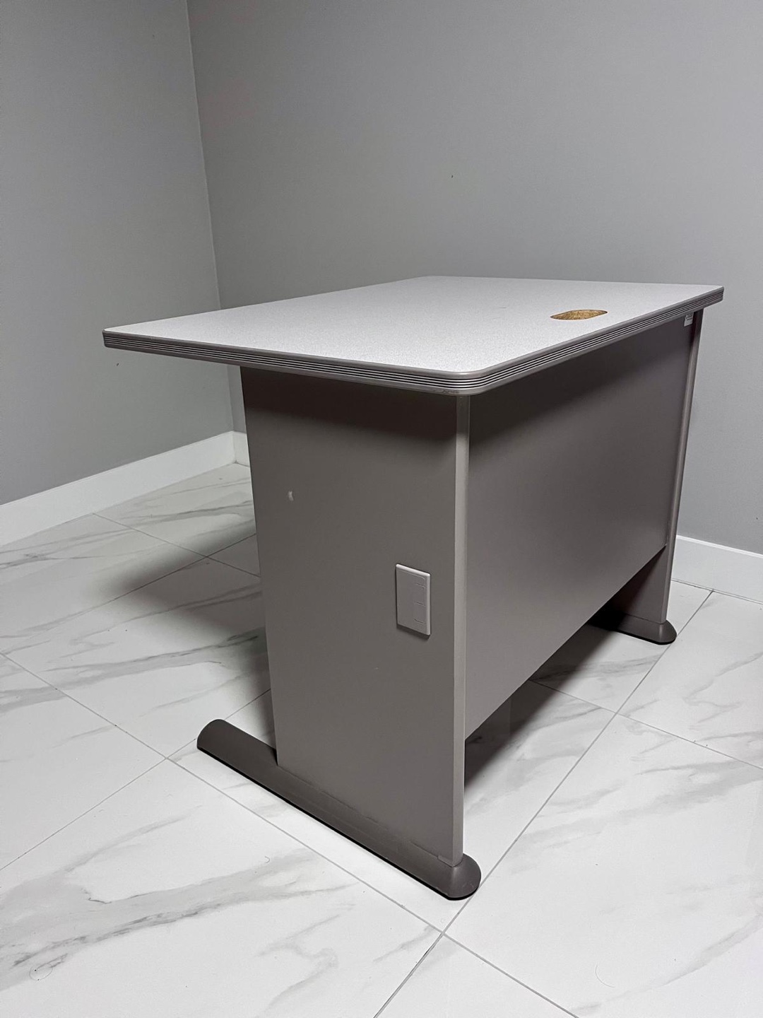 Modern & Sturdy Office Desk – Perfect for Work or Study! - photo 5