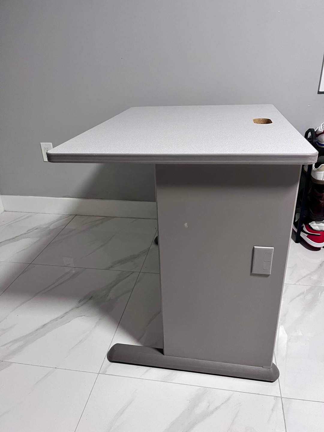 Modern & Sturdy Office Desk – Perfect for Work or Study! - photo 3