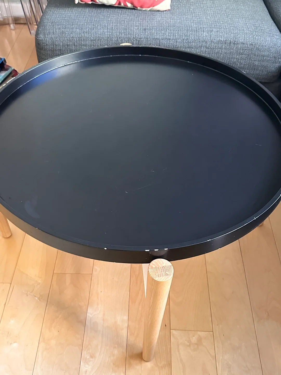 Round Black Coffee Table with Light Wood Legs image indicator(4)